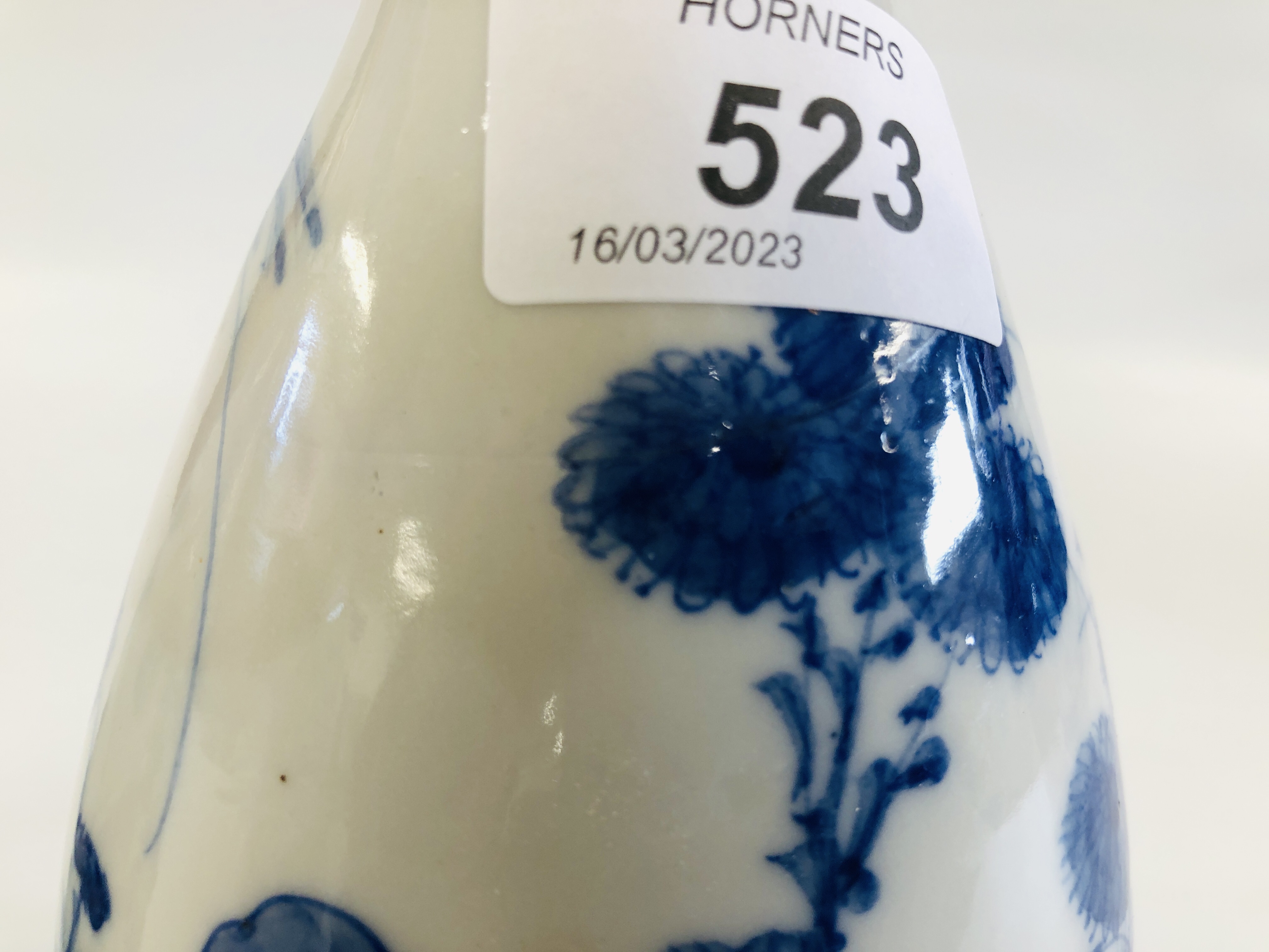 A PAIR OF DECORATIVE BLUE AND WHITE ORIENTAL VASES DEPICTING A PREGNANT WOMAN SEATED AMONGST THE - Image 5 of 13