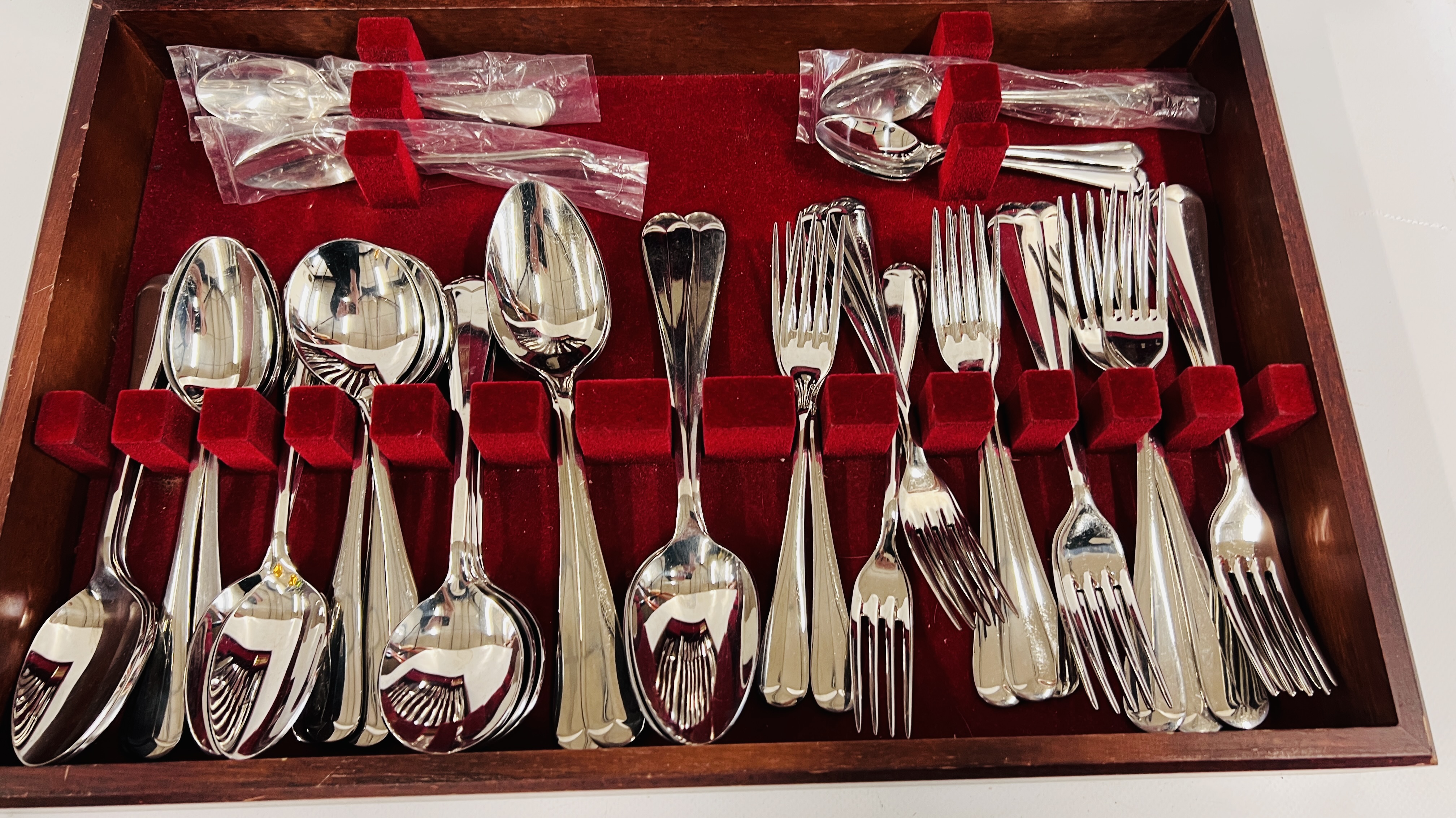 CASED CANTEEN OF ARTHUR PRICE CONTINENTAL STAINLESS STEEL CUTLERY, NOT COMPLETE. - Image 4 of 5