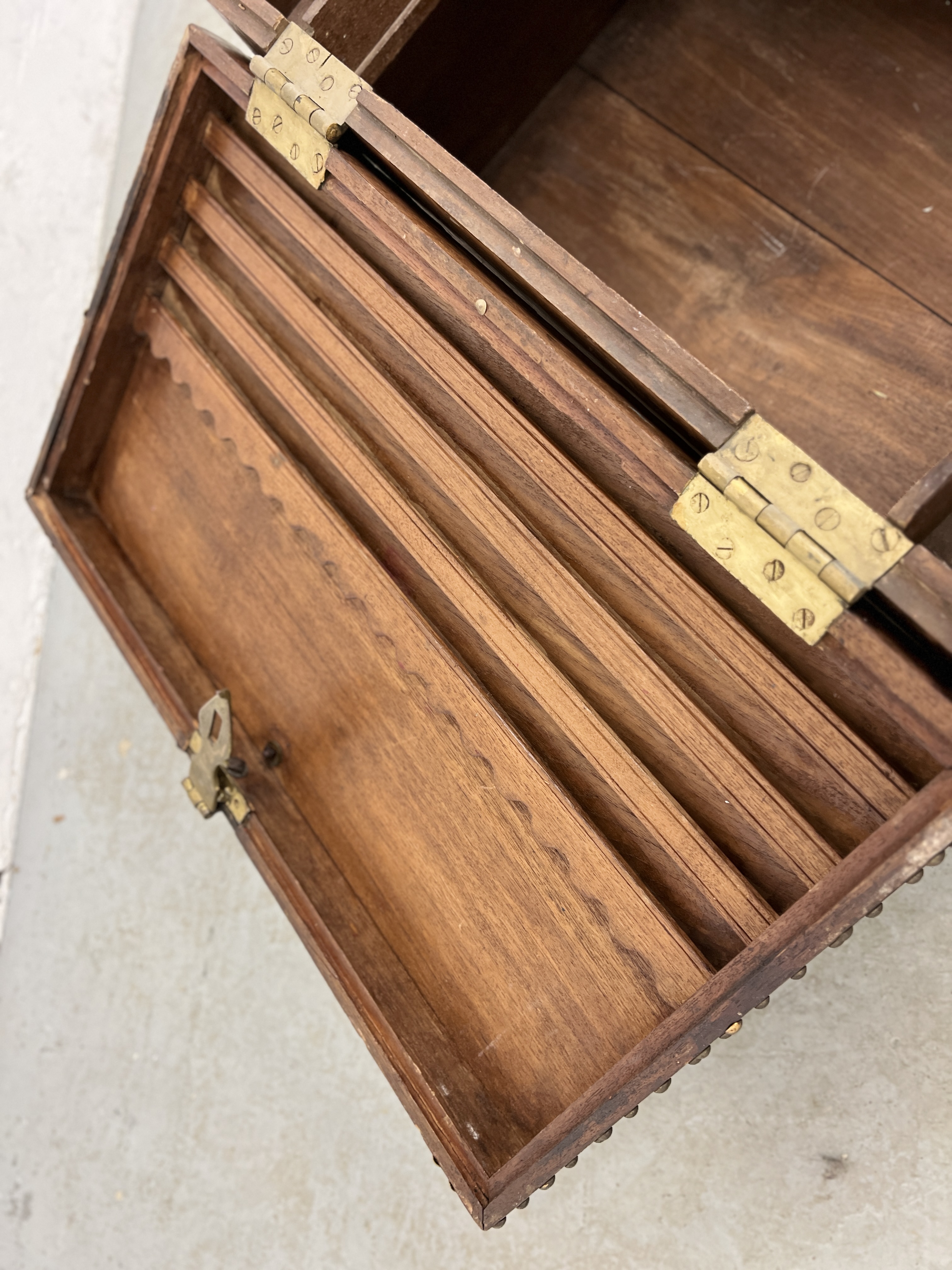 A VINTAGE HARDWOOD TRUNK WITH STUDDED DETAIL LENGTH 75CM. DEPTH 44CM. HEIGHT 43CM. - Image 9 of 11