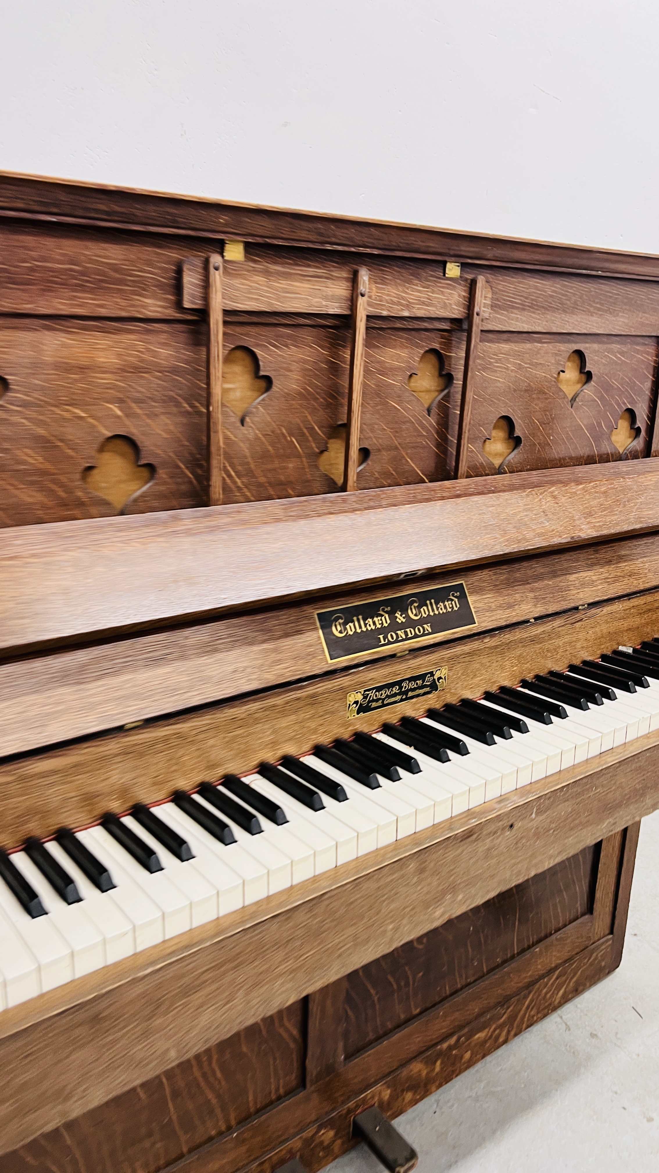 A VINTAGE OAK ARTS AND CRAFTS PIANO WITH ORIGINAL MAKERS LABEL COLLARD & COLLARD HOLDER BROS. - Image 5 of 12