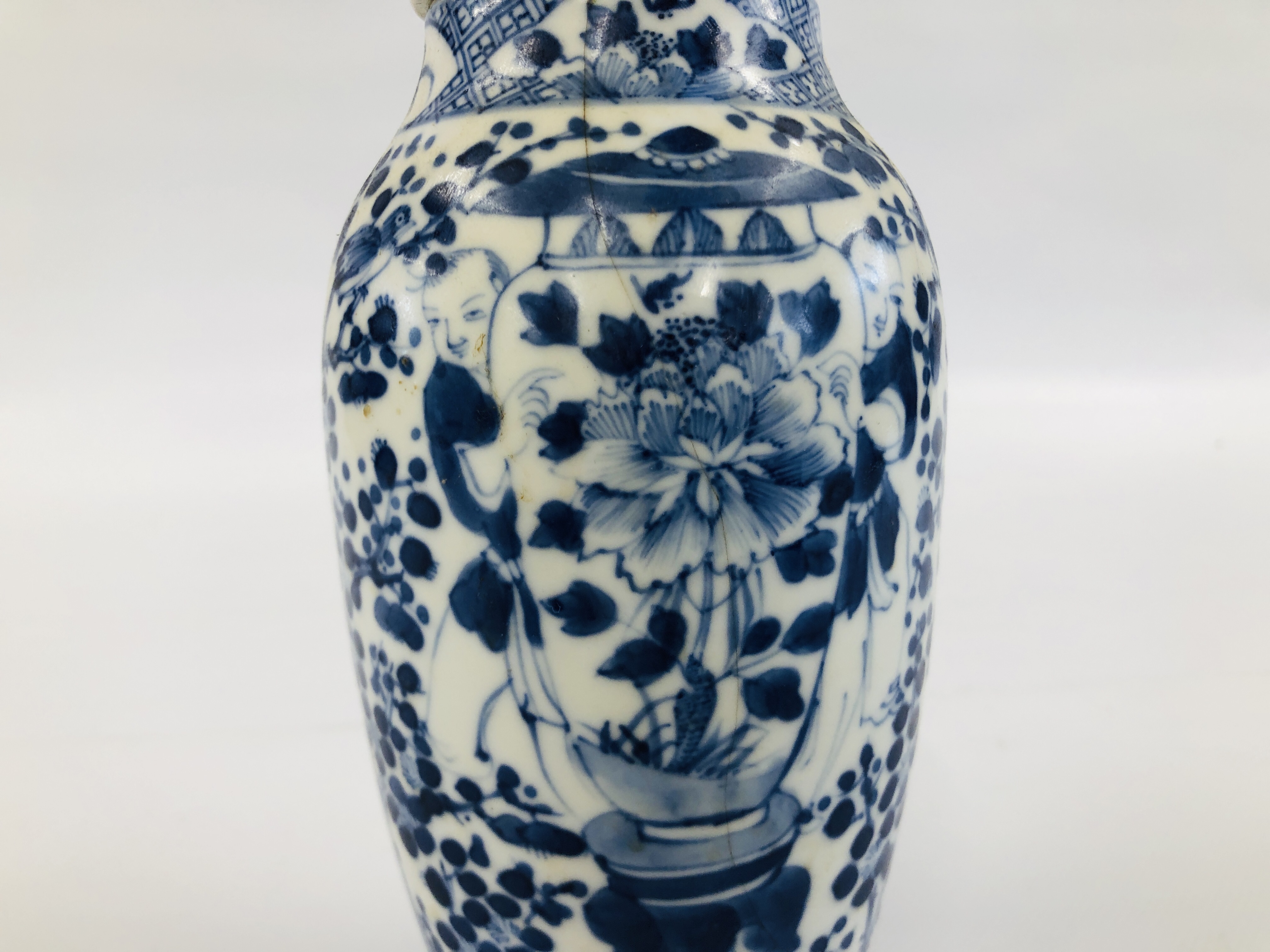 A VINTAGE CHINESE BLUE AND WHITE OVOID VASE AND COVER (A/F HAIRLINE CRACK AND SMALL CHIP) H 24CM. - Image 4 of 11