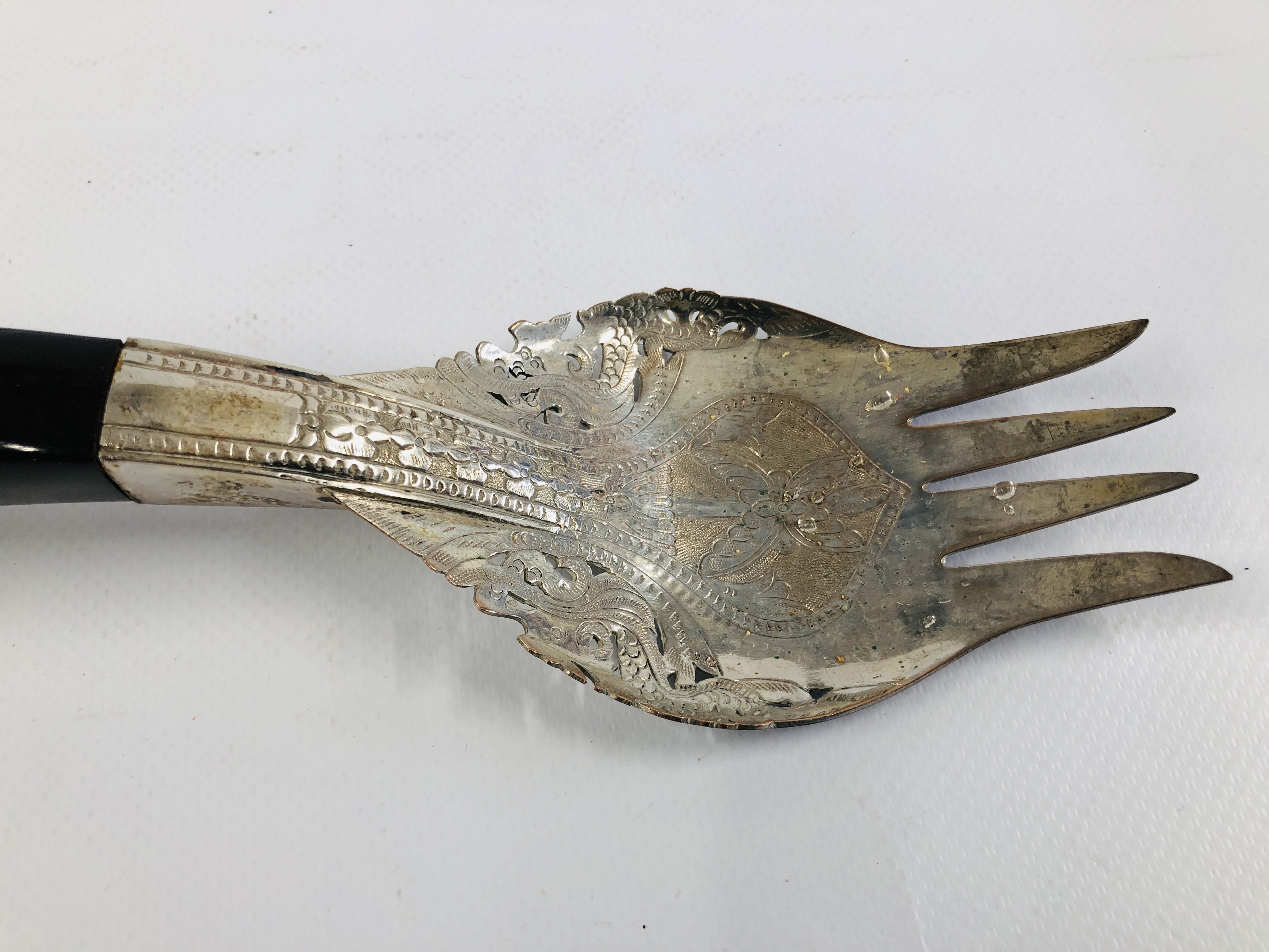 A PAIR OF MIDDLE EASTERN HORN HANDLED WHITE METAL SERVERS, COMPRISING OF A SPOON AND FORK, L 23.5CM. - Image 11 of 16