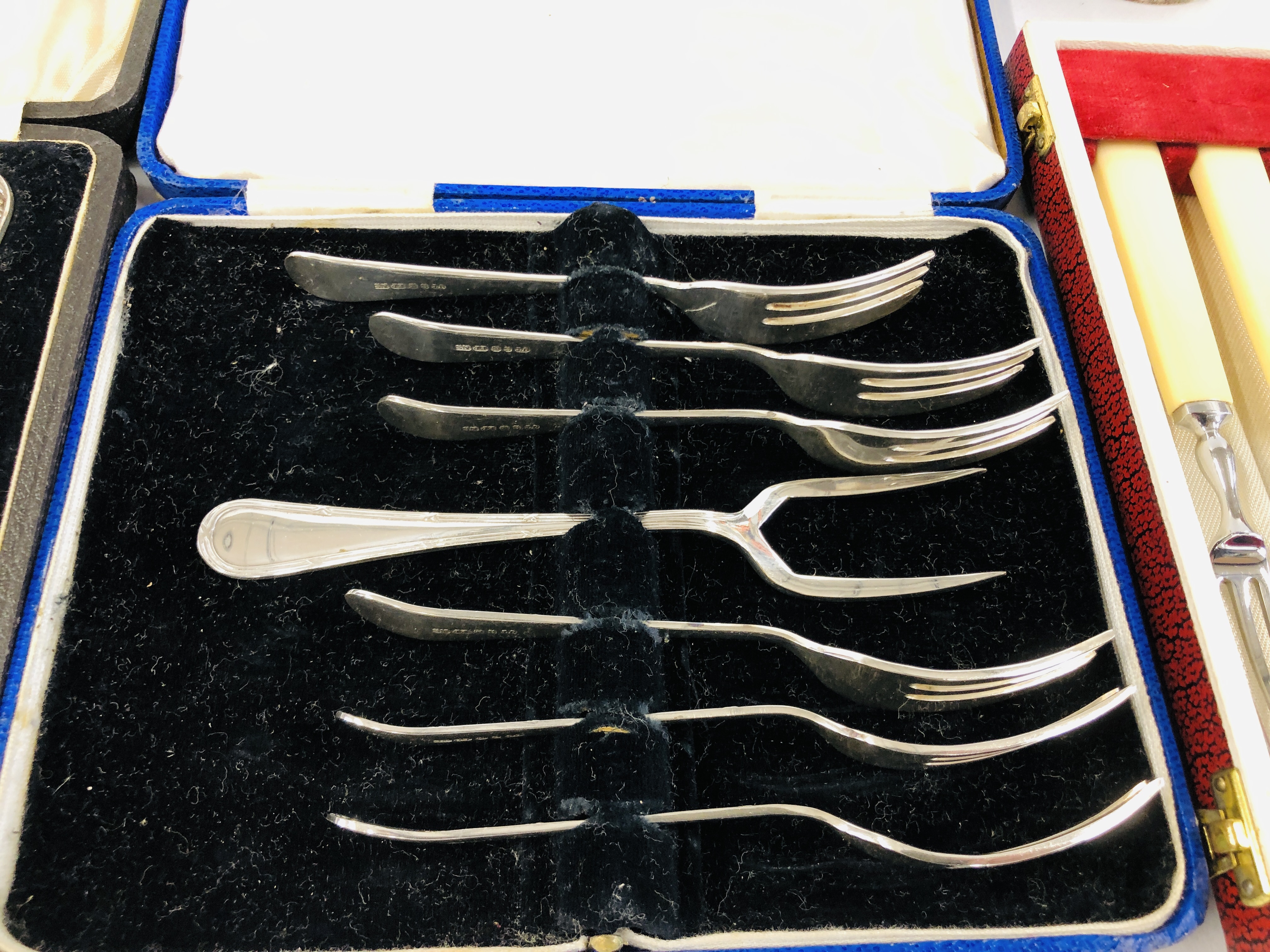 A CASED SET OF SIX GRAPEFRUIT SPOONS, CASED SET OF SIX CAKE FORKS AND SERVER, - Image 3 of 7