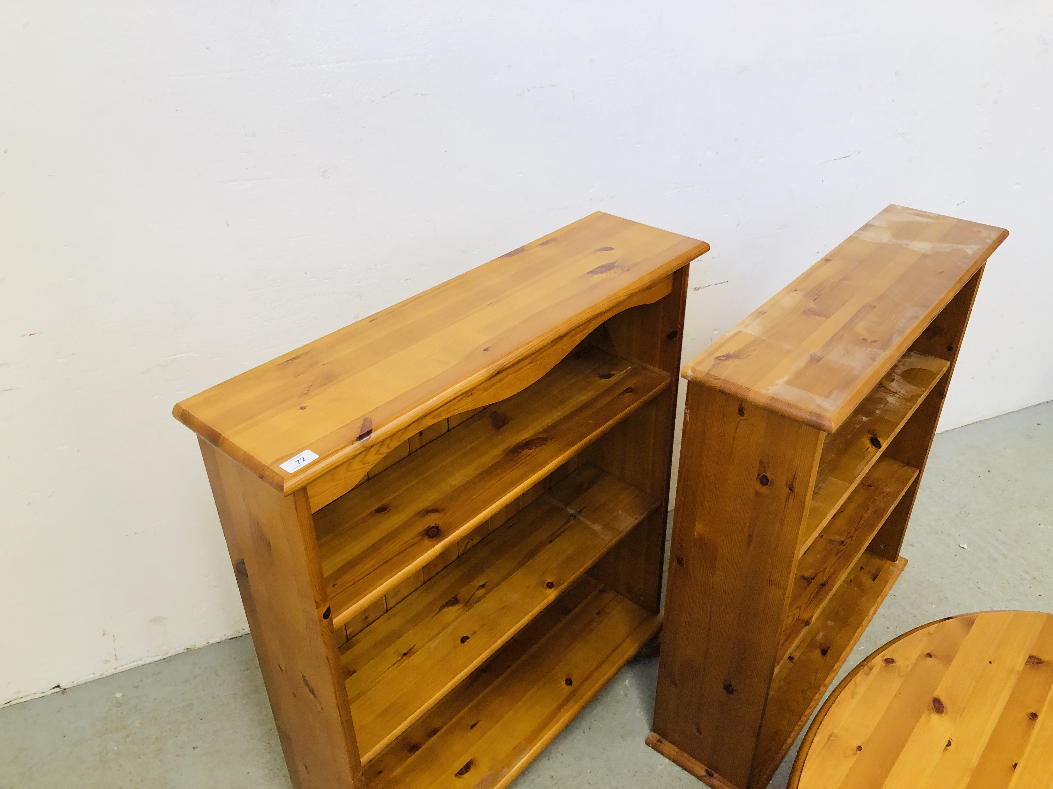 A MODERN HONEY PINE OVAL 2 TIER COFFEE TABLE W 66CM X D 90CM X H 45CM ALONG WITH 2 HONEY PINE - Image 6 of 6