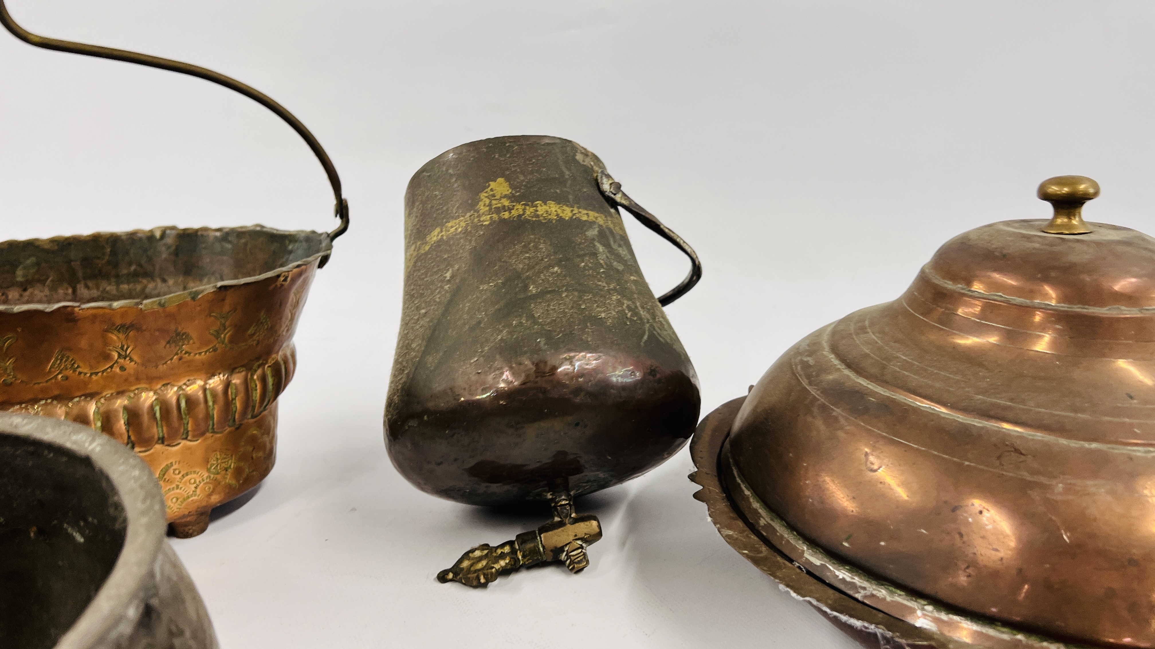 A BOX OF ASSORTED MIDDLE EASTERN AND ASIAN METAL WARE ARTIFACTS COMPRISING PANS, CONTAINER, VESSELS, - Image 15 of 16