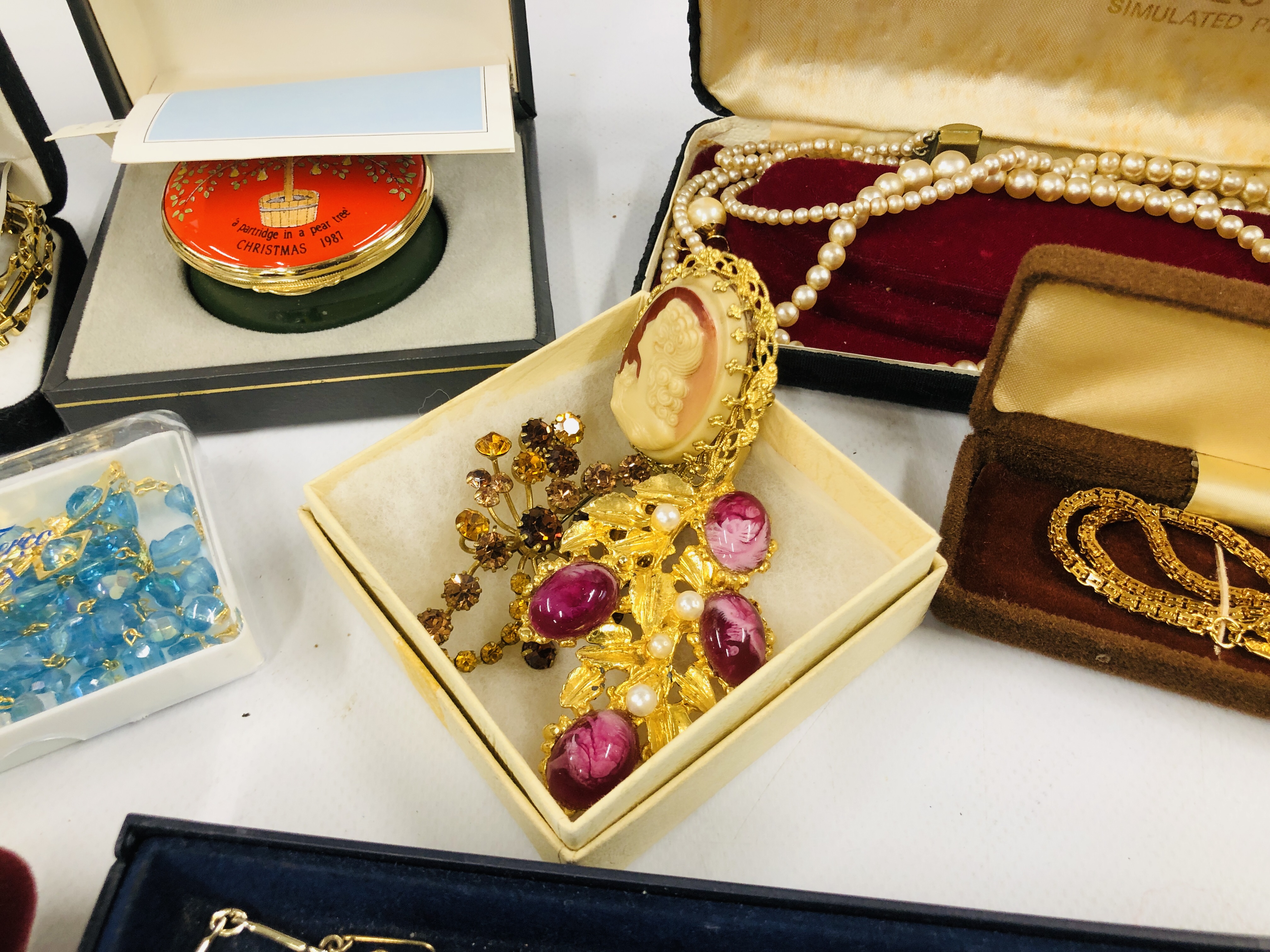 A BOX OF ASSORTED JEWELLERY TO INCLUDE RELIGIOUS NECKLACES, COSTUME RINGS, - Image 10 of 10