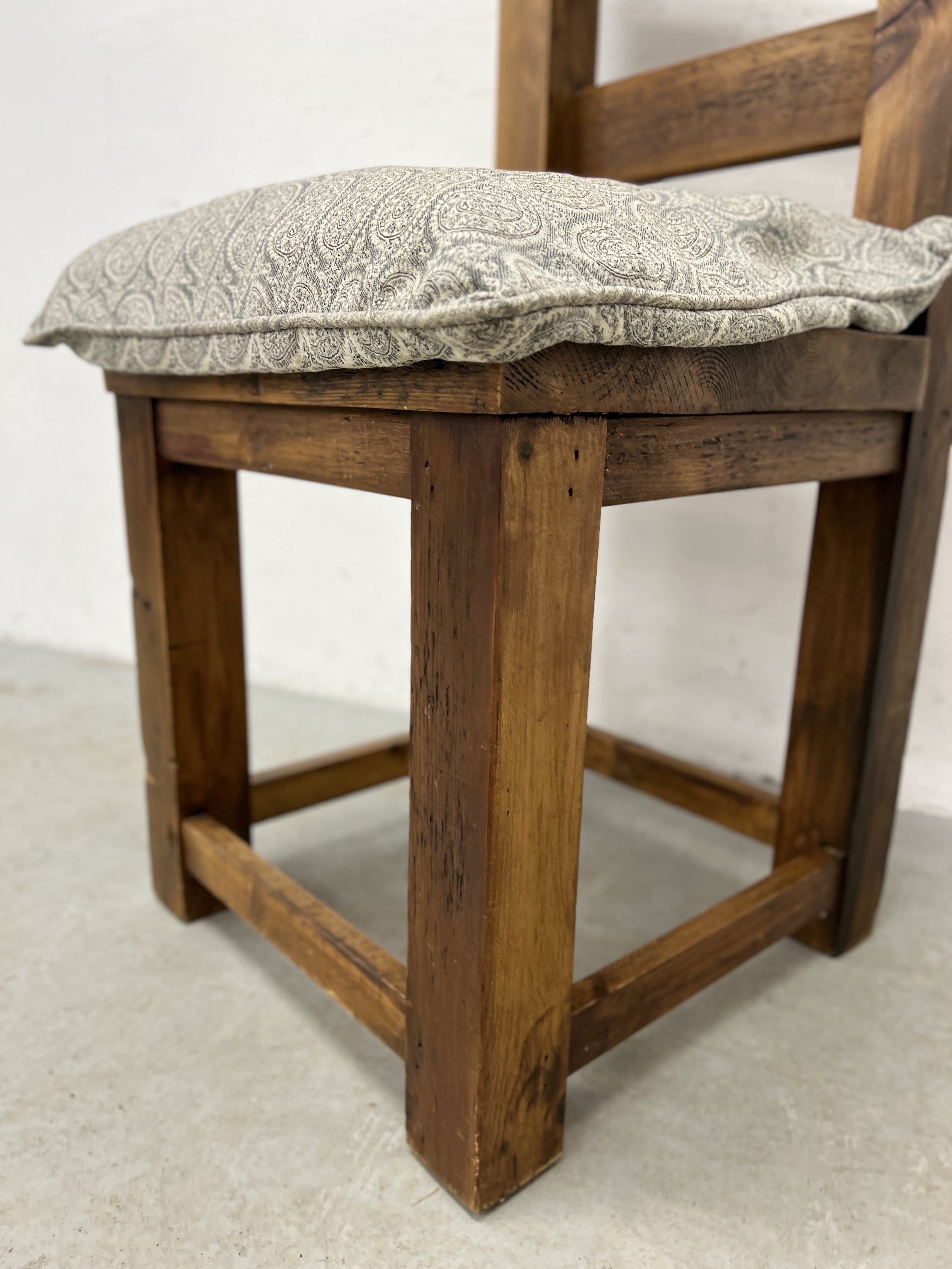 A CHUNKY SOLID PINE LADDER BACK HALL CHAIR, WAXED FINISH. - Image 3 of 5
