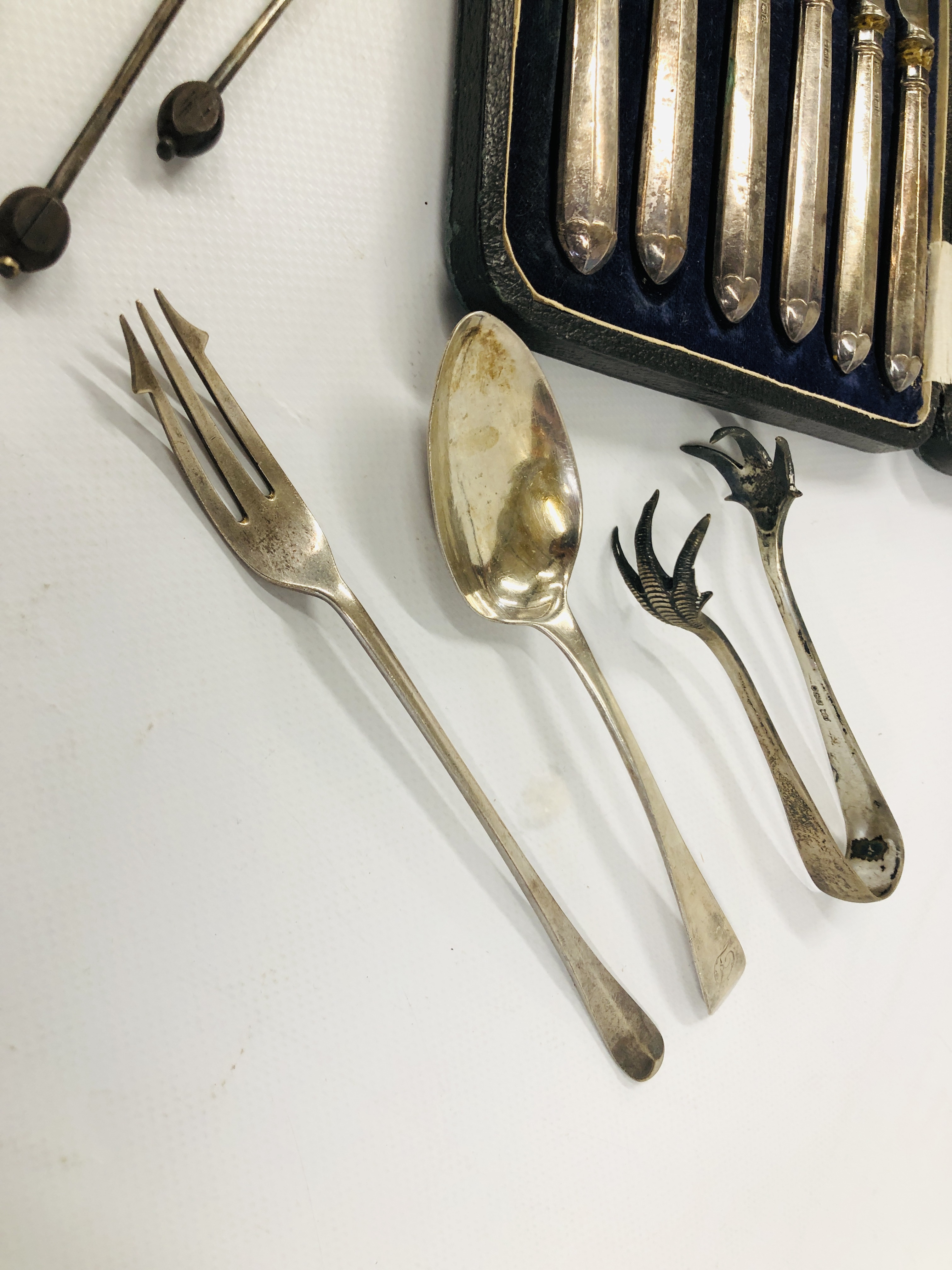 A CASED SET OF SIX SILVER HANDLED BUTTER KNIVES, SIX SILVER COFFEE BEAN SPOONS, BIRMINGHAM ASSAY, - Image 4 of 9