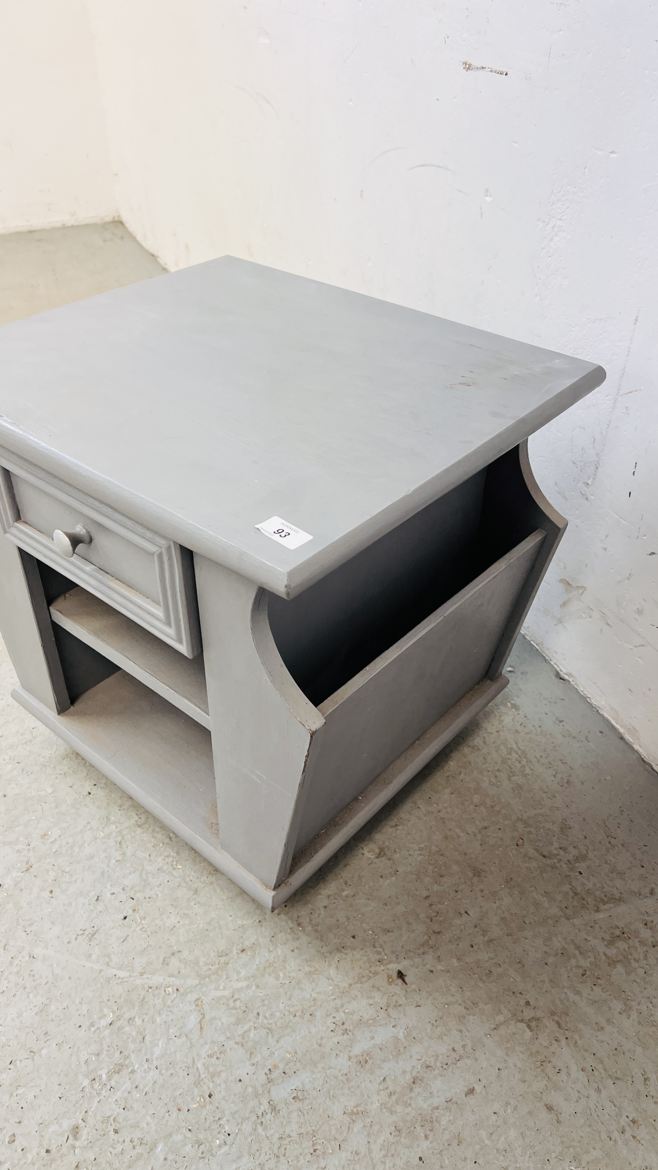 A GREY MODERN PAINTED OAK SINGLE DRAWER MAGAZINE TIDY SIDE TABLE W 51CM X D 45CM X H 49CM. - Image 4 of 5