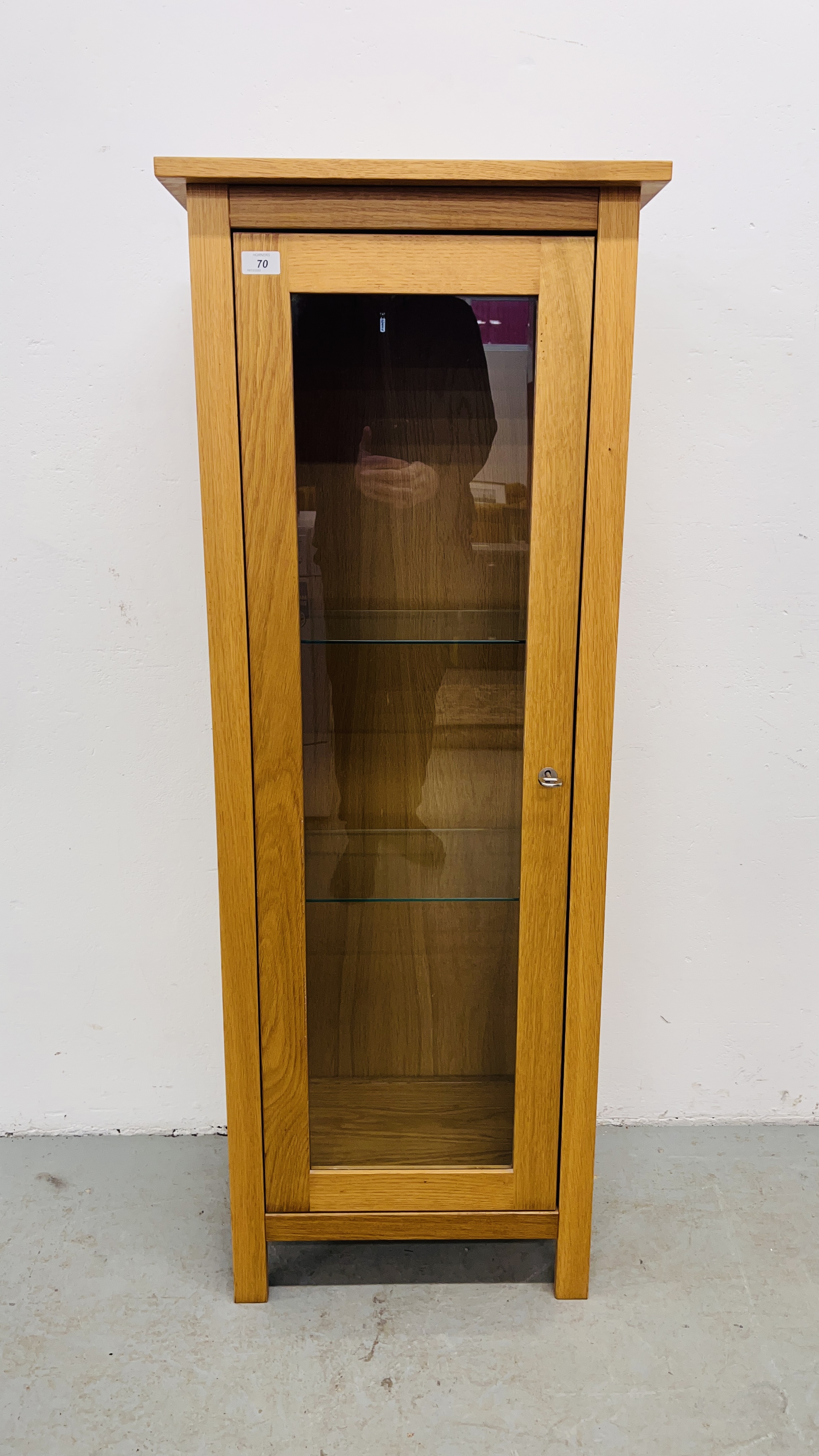 A SOLID LIGHT OAK MODERN TOWER DISPLAY CABINET WIDTH 51CM. HEIGHT 134CM. - Image 2 of 9