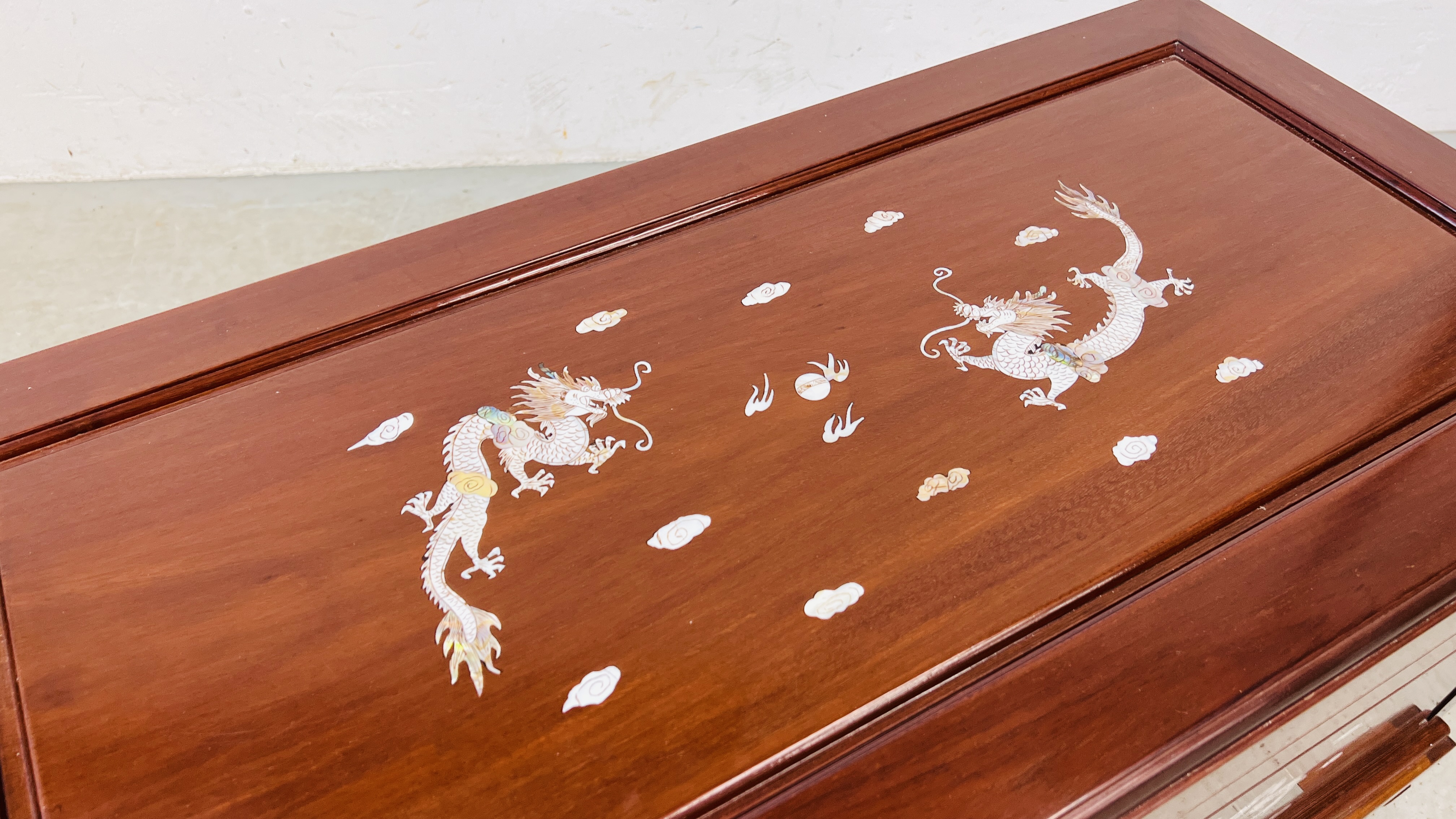 A GOOD QUALITY HARDWOOD ORIENTAL CHEST WITH MOTHER OF PEARL DRAGON INLAY. - Image 4 of 10