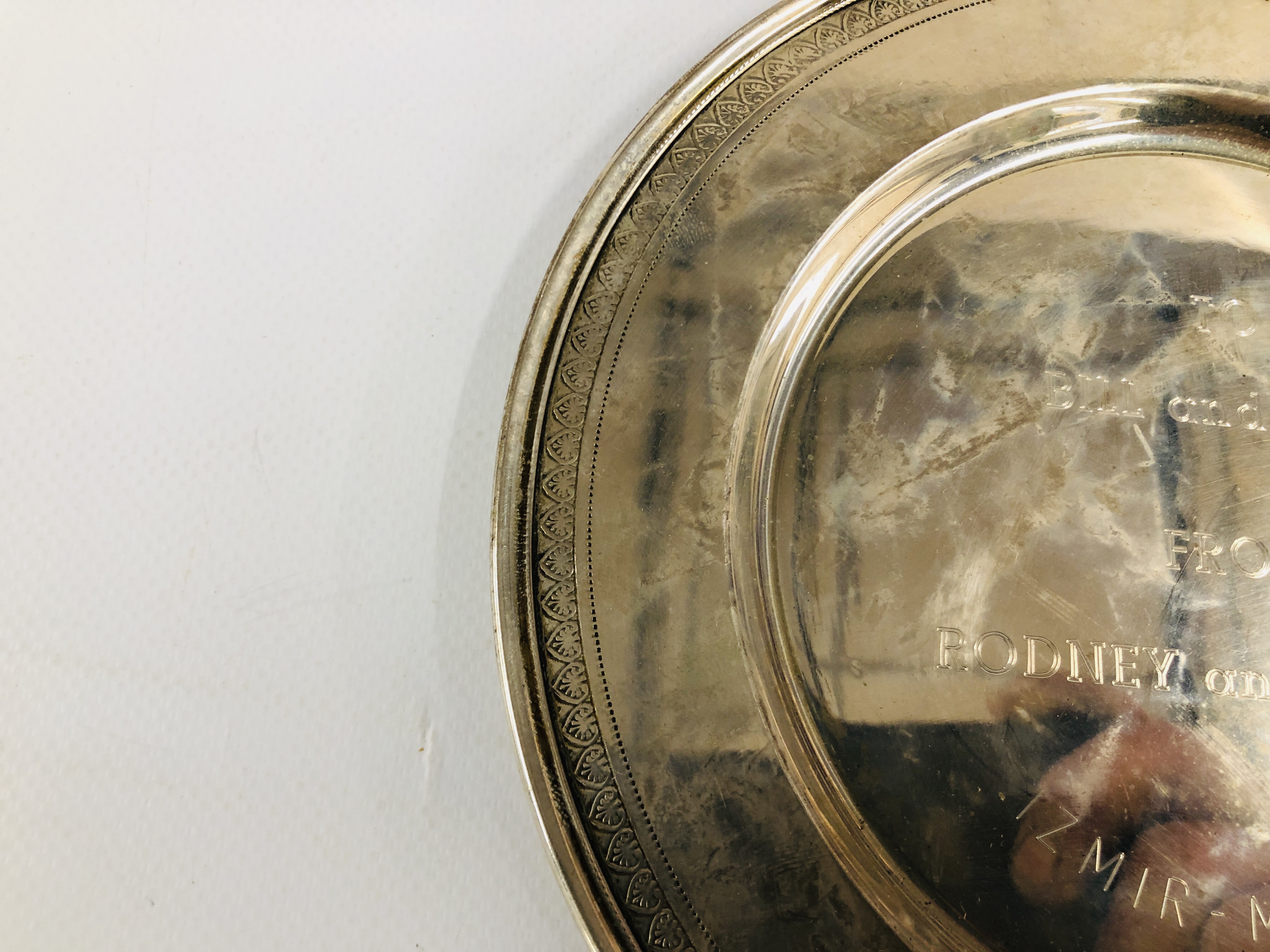 A CONTINENTAL SILVER CIRCULAR PRESENTATION PLATE, STAMPED 800, DIA. 19CM. - Image 6 of 9