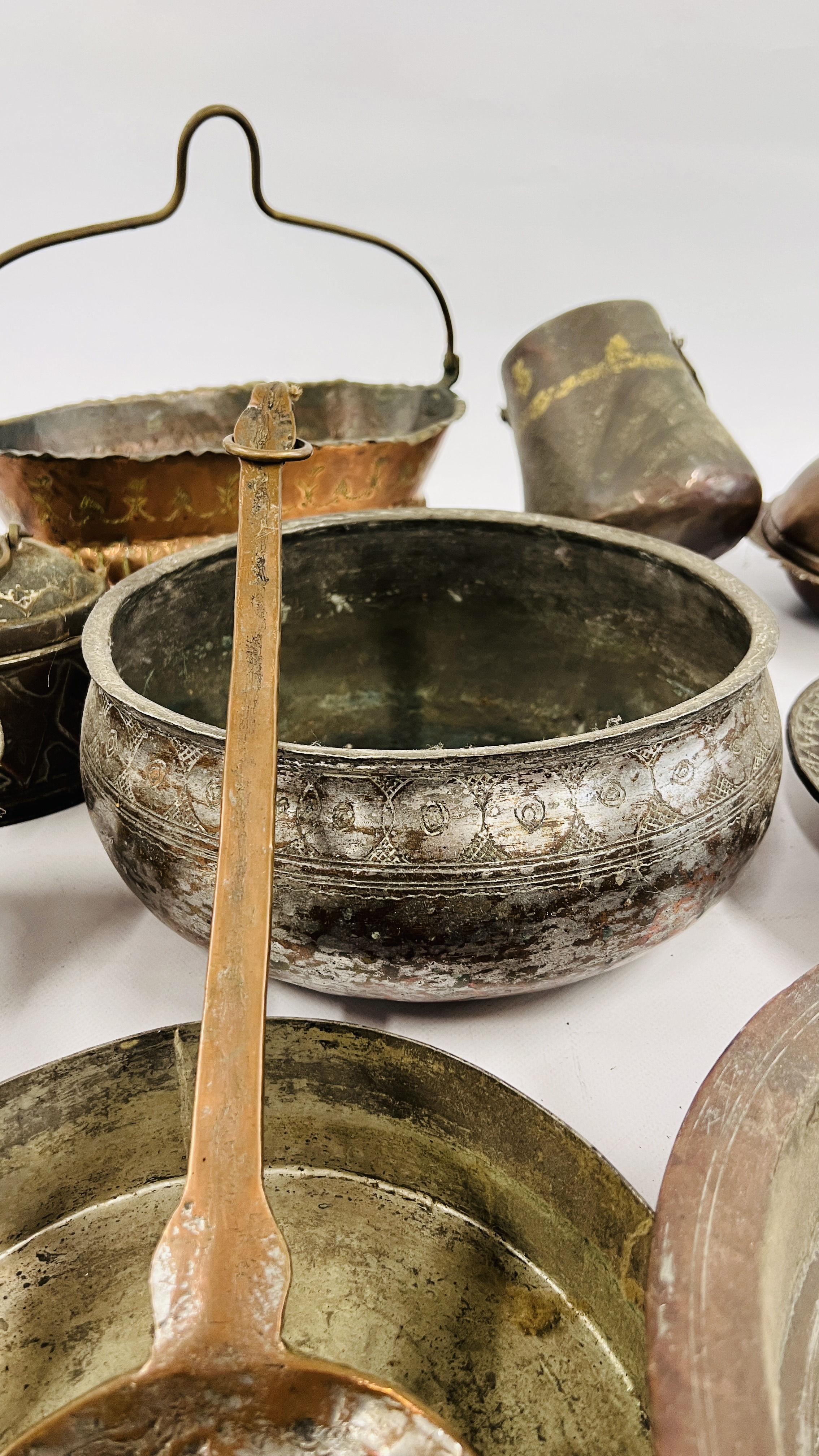 A BOX OF ASSORTED MIDDLE EASTERN AND ASIAN METAL WARE ARTIFACTS COMPRISING PANS, CONTAINER, VESSELS, - Image 6 of 16