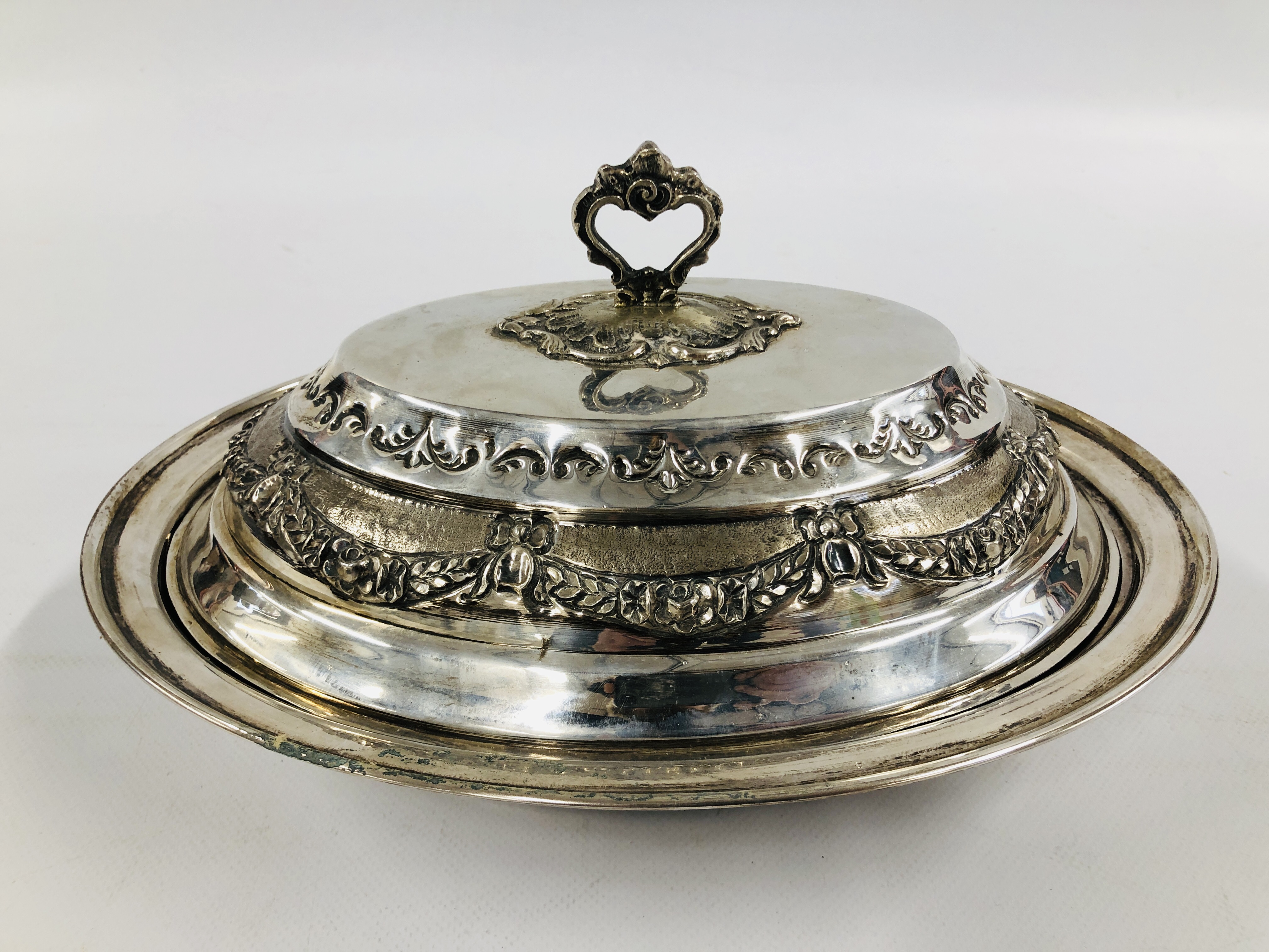 A CONTINENTAL SILVER OVAL TUREEN AND COVER, DECORATED WITH GARLANDS, BASE STAMPED 900, L 30. - Image 5 of 13