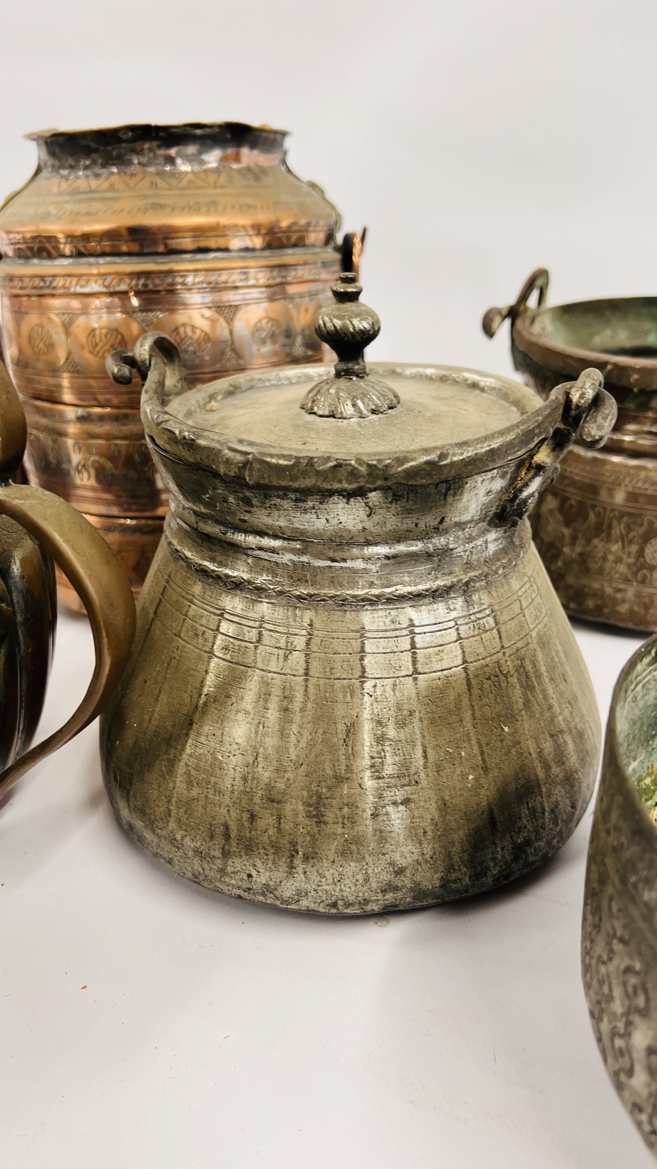 A BOX OF ASSORTED MIDDLE EASTERN AND ASIAN METAL WARE ARTIFACTS COMPRISING PANS, CONTAINERS, - Image 15 of 17