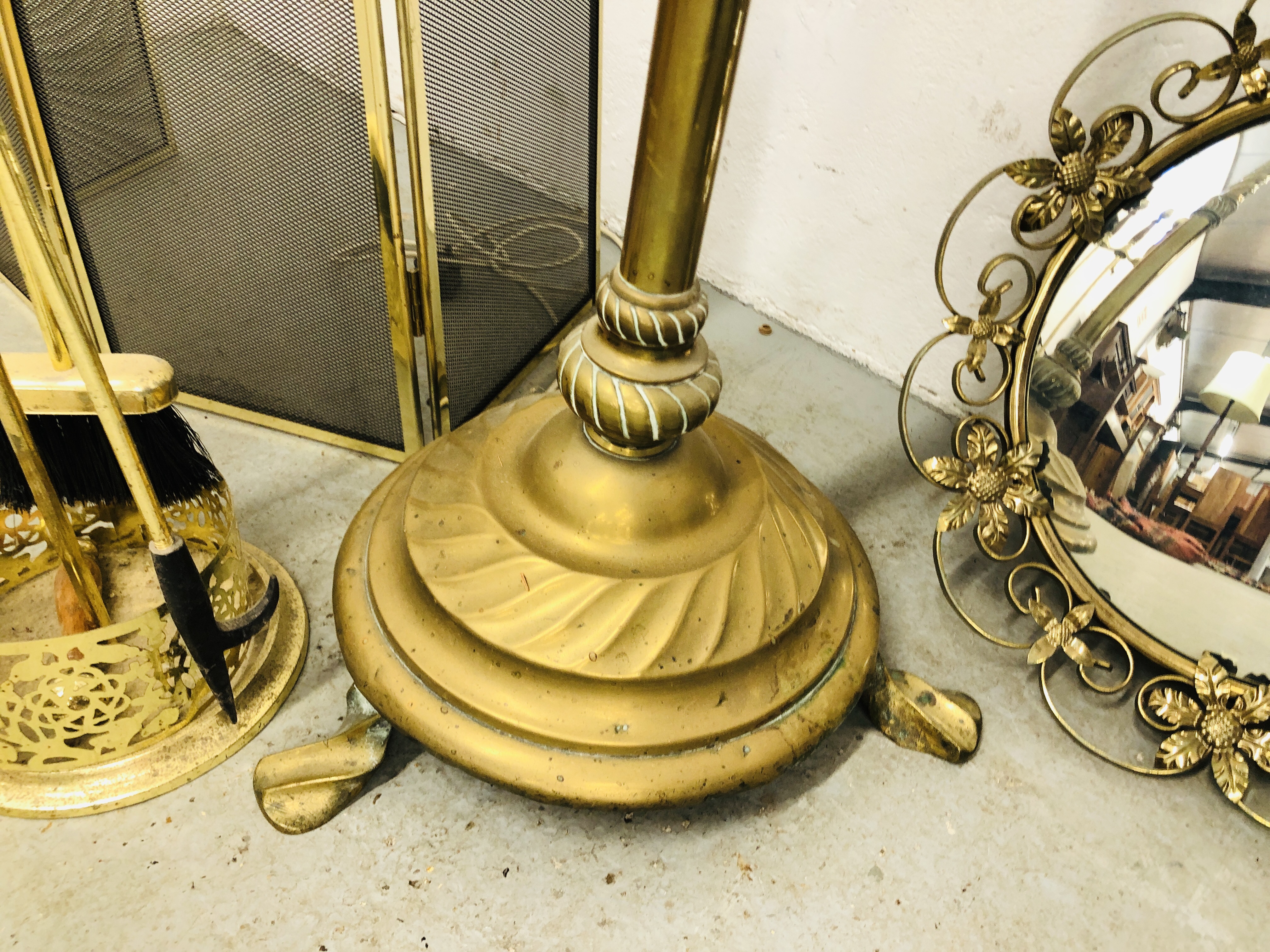 A GROUP OF BRASS WARE TO INCLUDE A MAGAZINE RACK, FIRE SCREEN, 2 ELABORATE MIRRORS, - Image 4 of 6