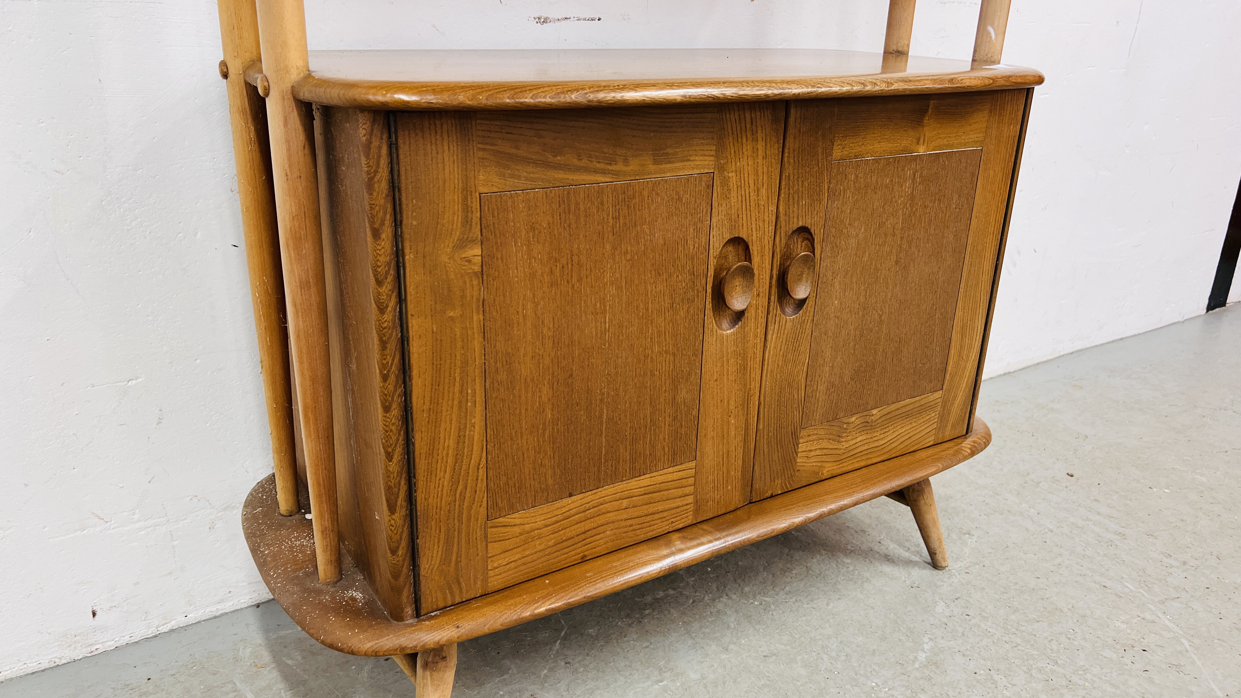 AN ERCOL WINDSOR GIRAFFE ROOM DIVIDER WITH 2 DOOR CUPBOARD BASE, - Image 4 of 19