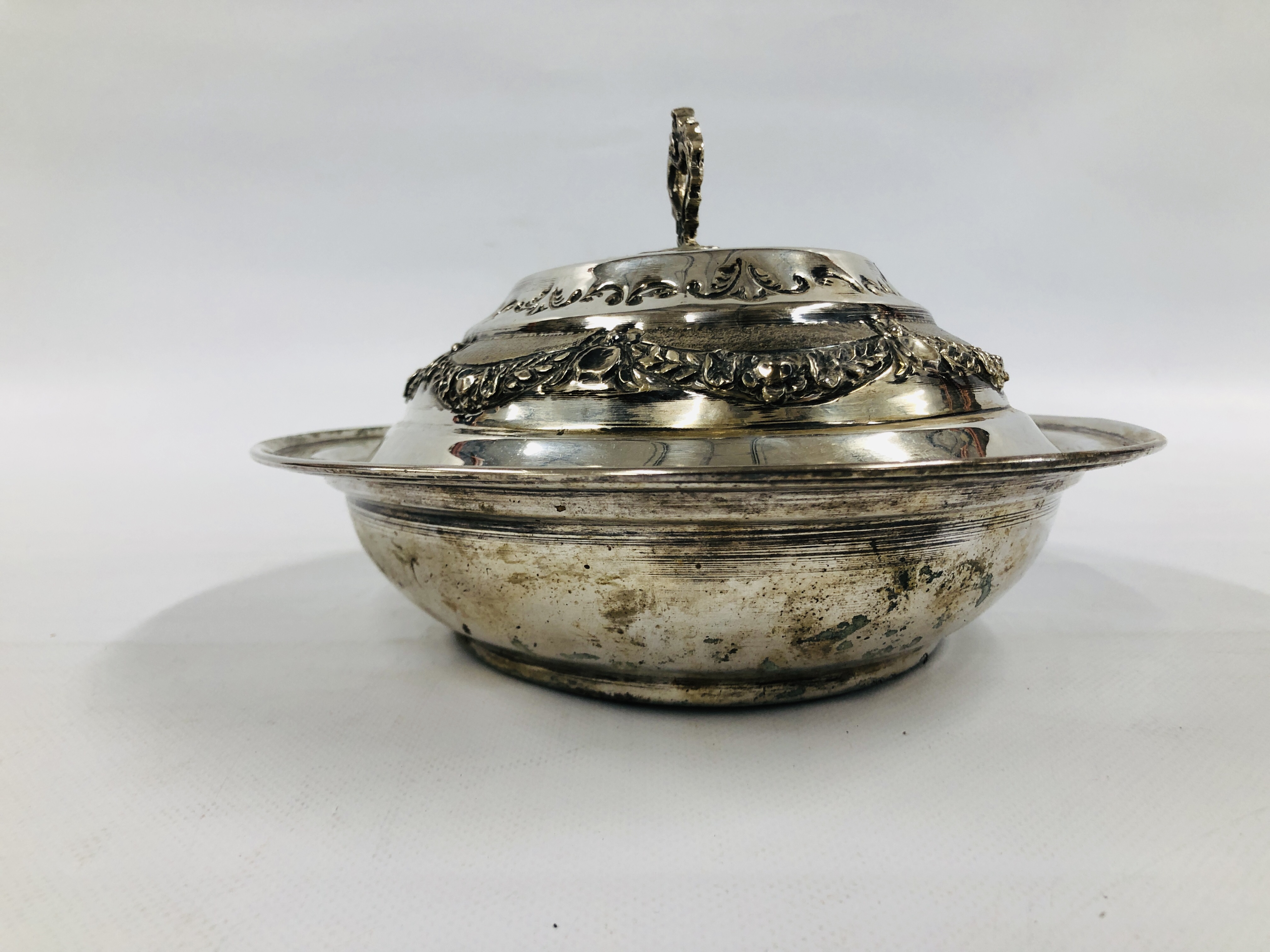 A CONTINENTAL SILVER OVAL TUREEN AND COVER, DECORATED WITH GARLANDS, BASE STAMPED 900, L 30. - Image 8 of 13