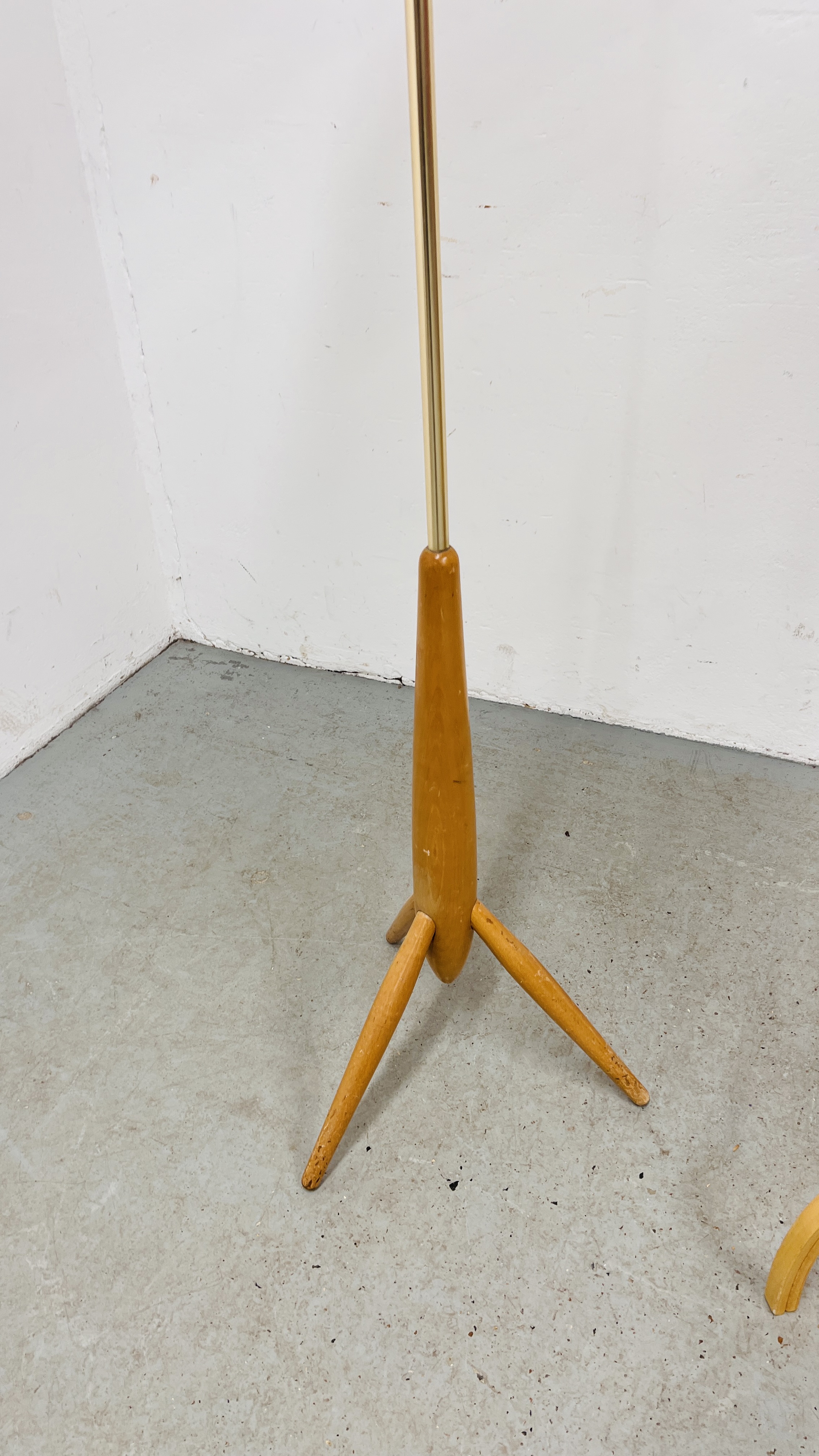 A RETRO BEECH WOOD TRIPOD FOOTED STANDARD LAMP WITH SHADE - WIRE REMOVED - DECO STYLE STANDARD LAMP - Image 2 of 8