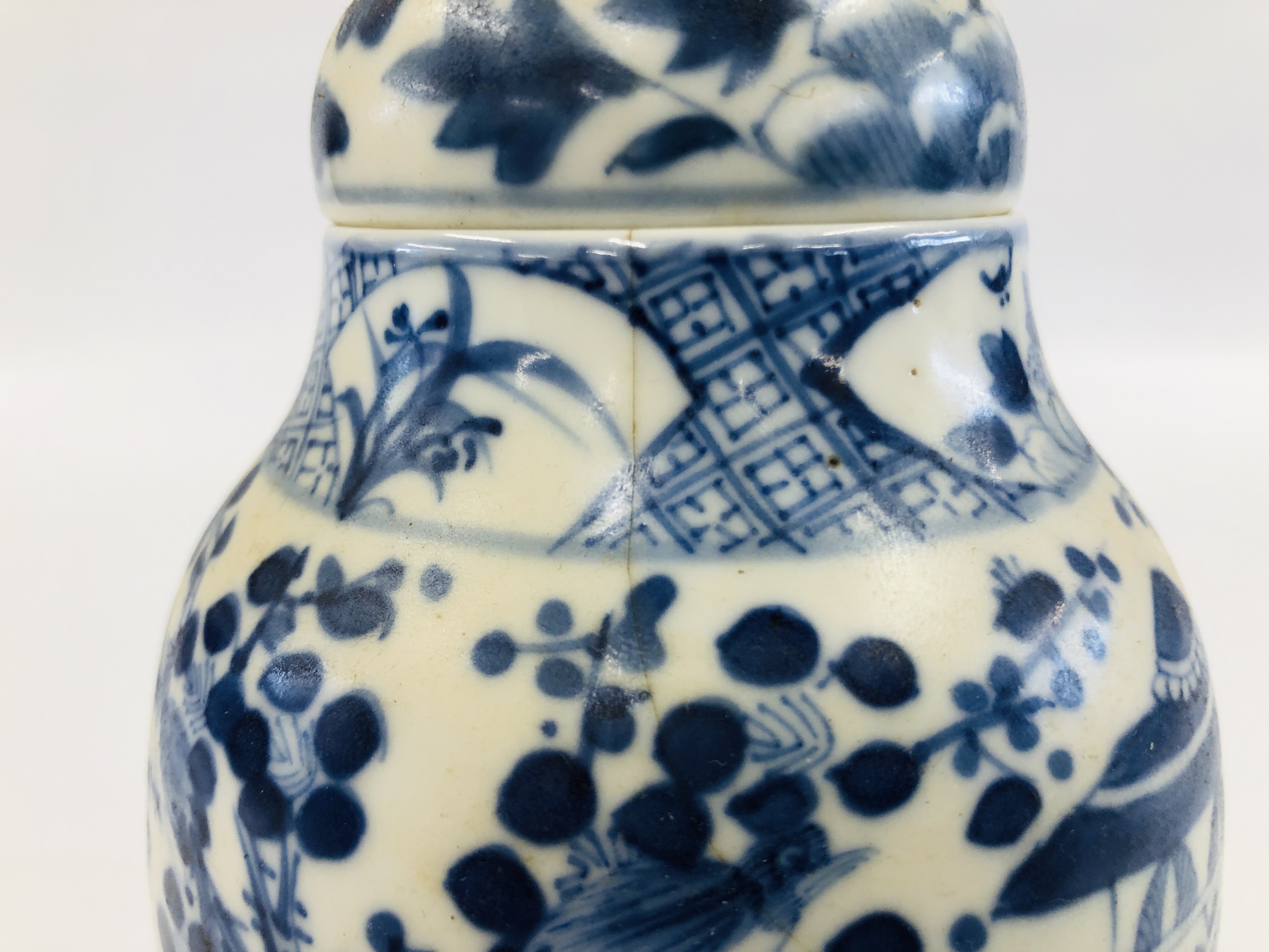 A VINTAGE CHINESE BLUE AND WHITE OVOID VASE AND COVER (A/F HAIRLINE CRACK AND SMALL CHIP) H 24CM. - Image 7 of 11