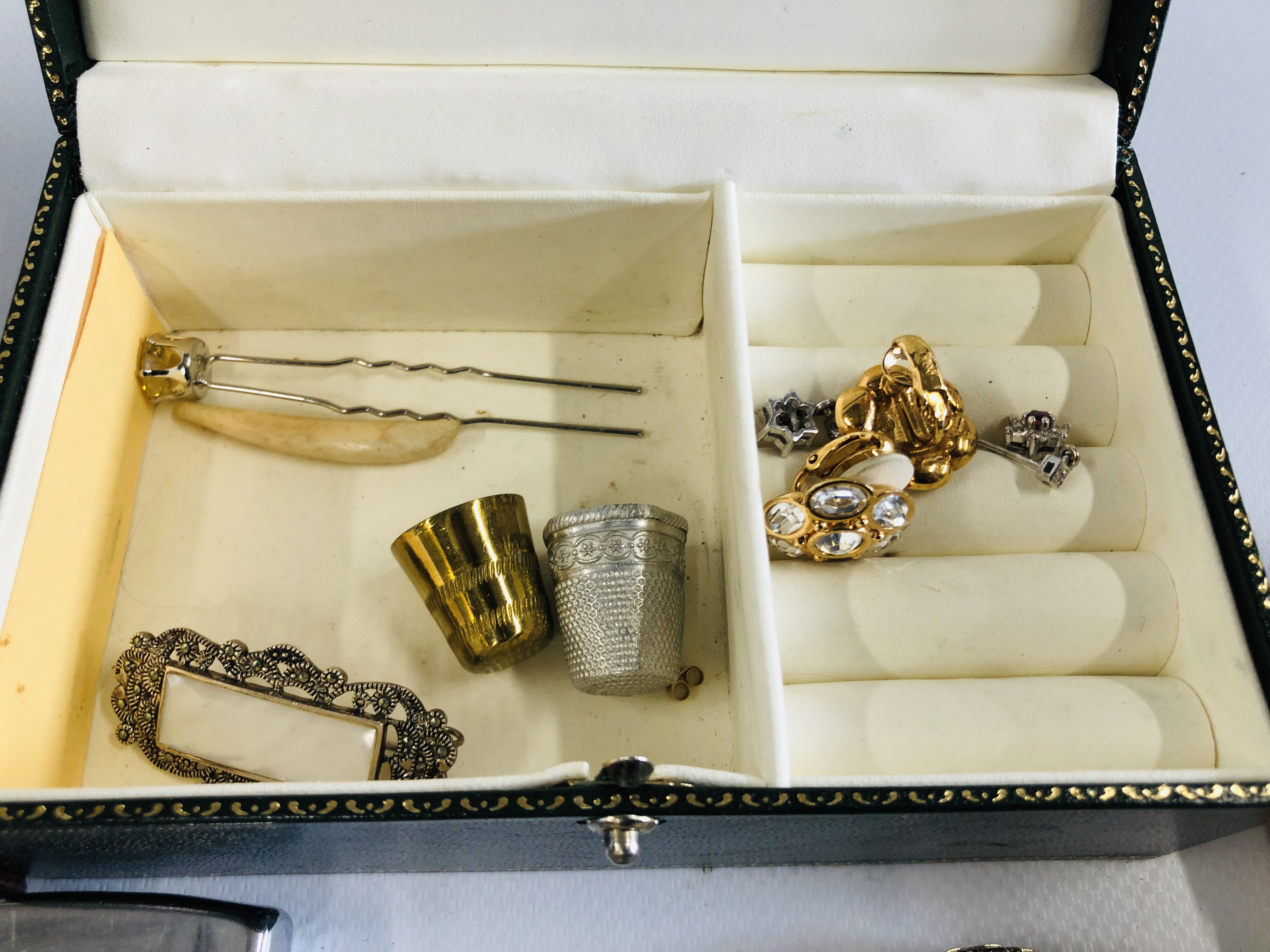 A GROUP OF ASSORTED VINTAGE AND COSTUME JEWELLERY TO INCLUDE A PAIR OF 9CT GOLD CAMEO STUD EARRINGS - Image 4 of 6