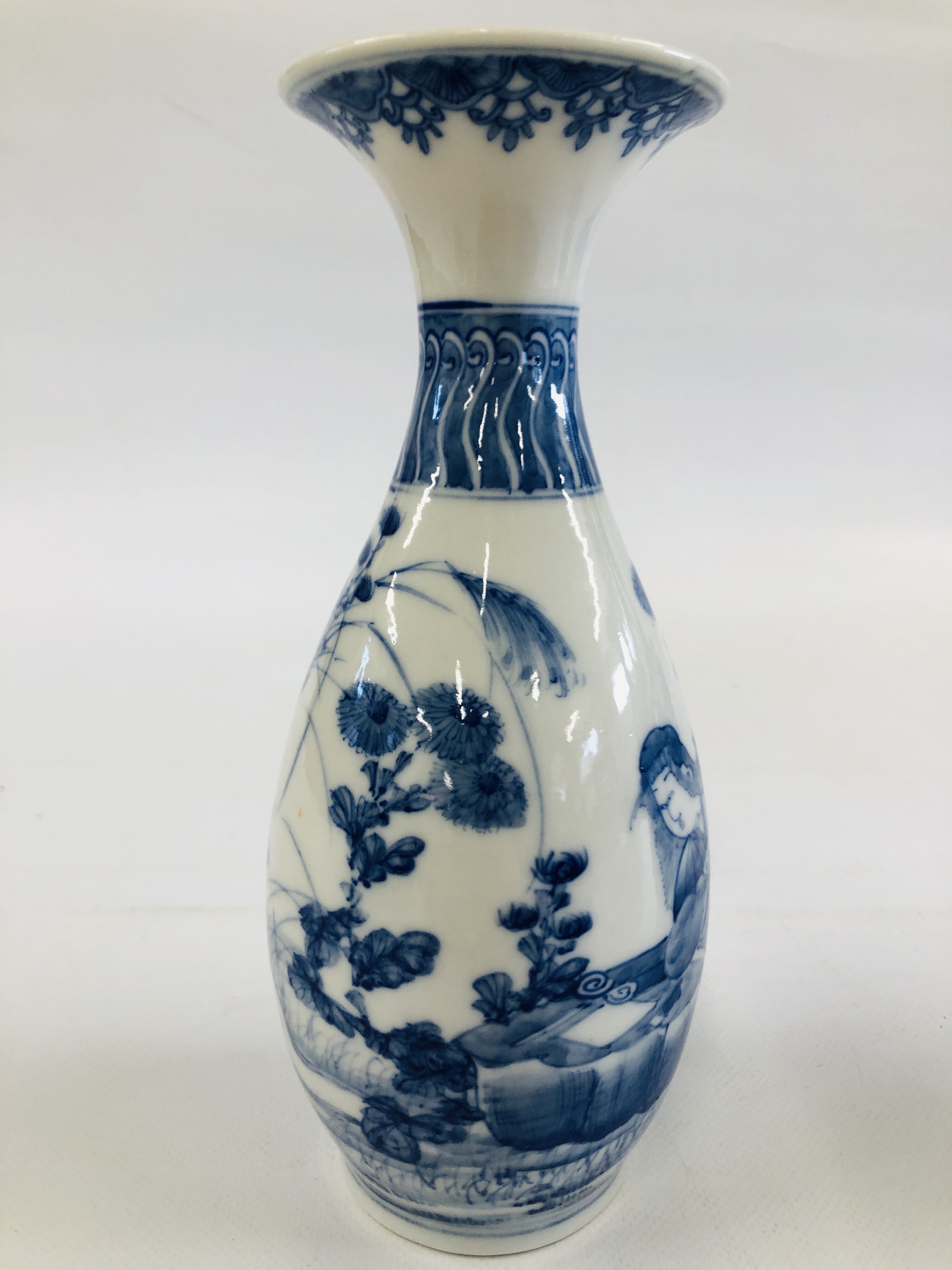 A PAIR OF DECORATIVE BLUE AND WHITE ORIENTAL VASES DEPICTING A PREGNANT WOMAN SEATED AMONGST THE - Image 11 of 13