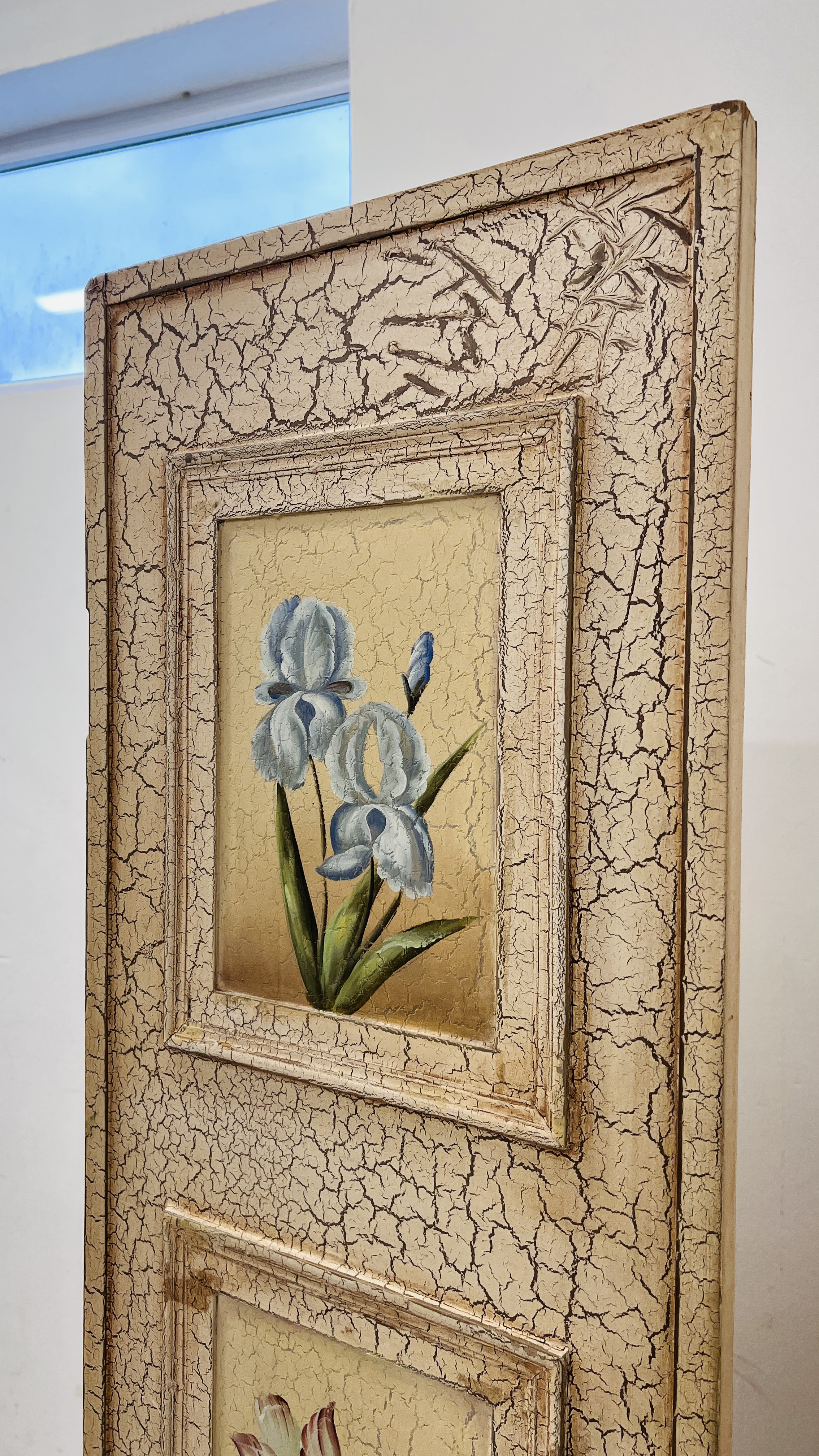 A FOUR FOLD SCREEN DECORATED WITH HAND PAINTED STILL LIFE EACH SECTION 180CM. X 40CM. - Image 4 of 6