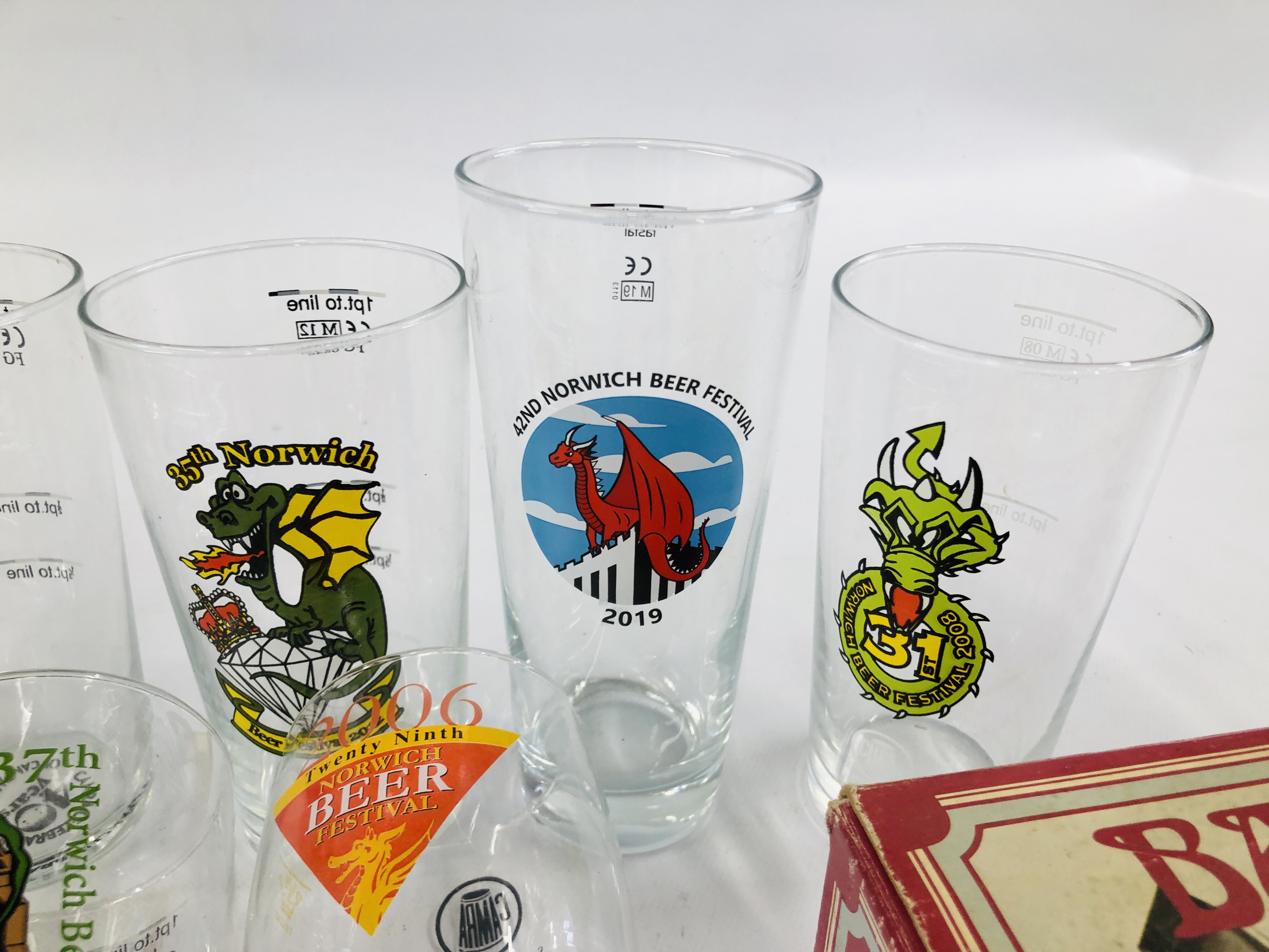 A COLLECTION OF 13 NORWICH BEER FESTIVAL GLASSES ALONG WITH A VINTAGE BOXED SET "BAR BELLES - Image 4 of 7