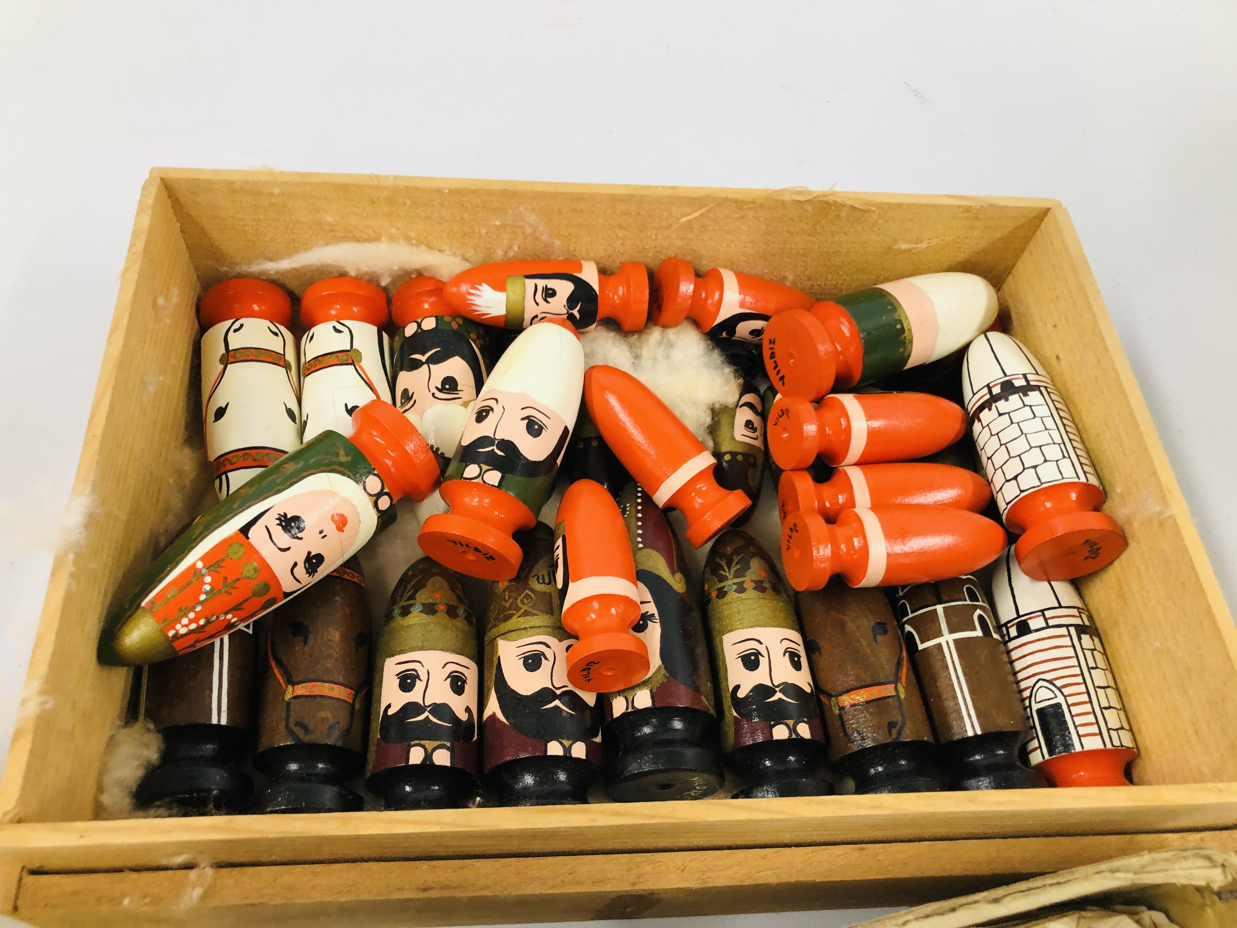 A GROUP OF ASSORTED VINTAGE CHRISTMAS DECORATIONS, RUSSIAN DOLLS, ETC. - Image 4 of 8