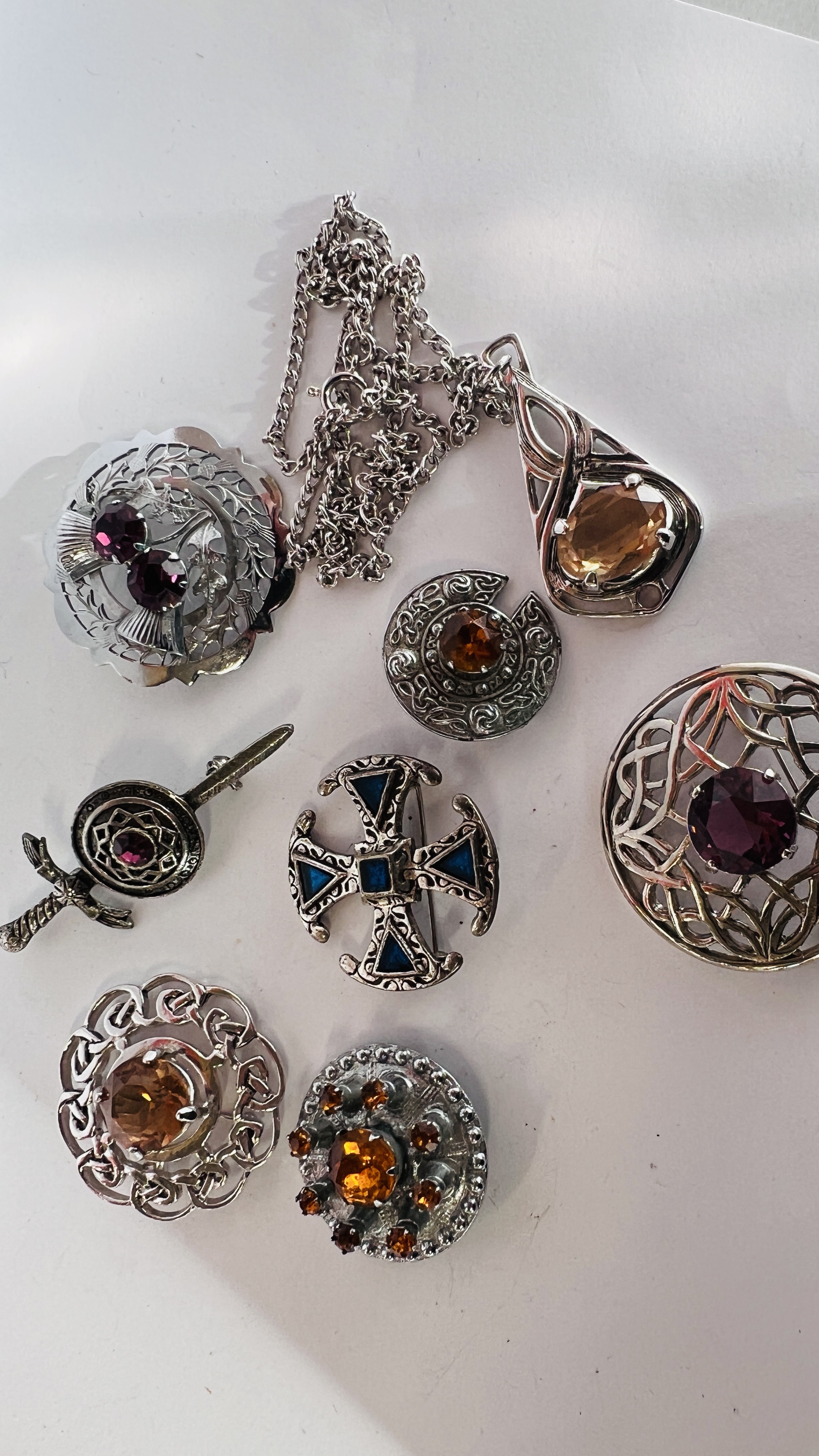 SELECTION OF SEVEN "MIZPAH" & "MIRACLE" SCOTTISH AND CELTIC GLASS BROOCHES AND NECKLACE - Image 6 of 7