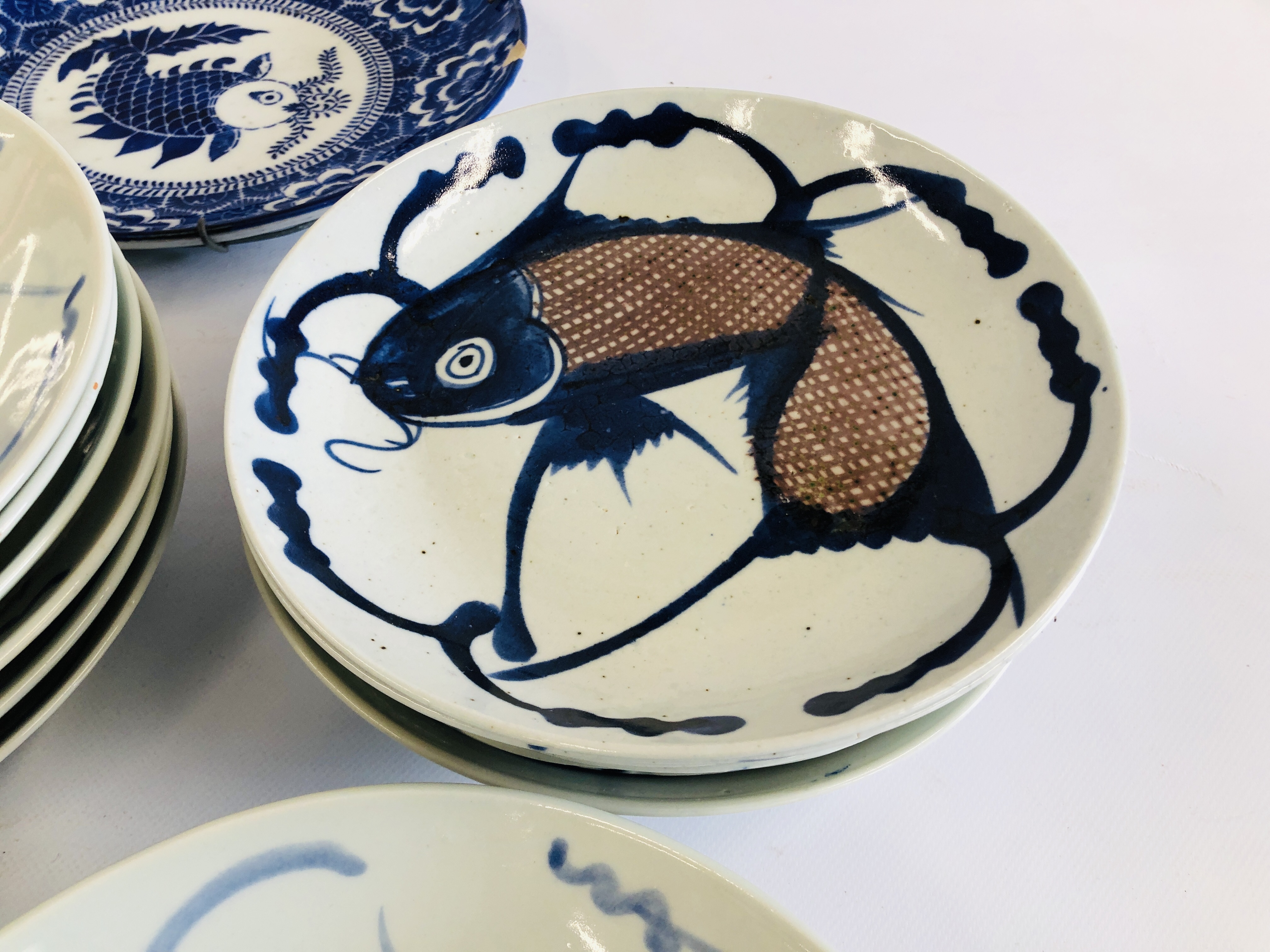 A GROUP OF CHINESE BLUE AND WHITE PLATES AND DISHES DECORATED WITH A FISH SYMBOL ALONG WITH A - Image 3 of 14