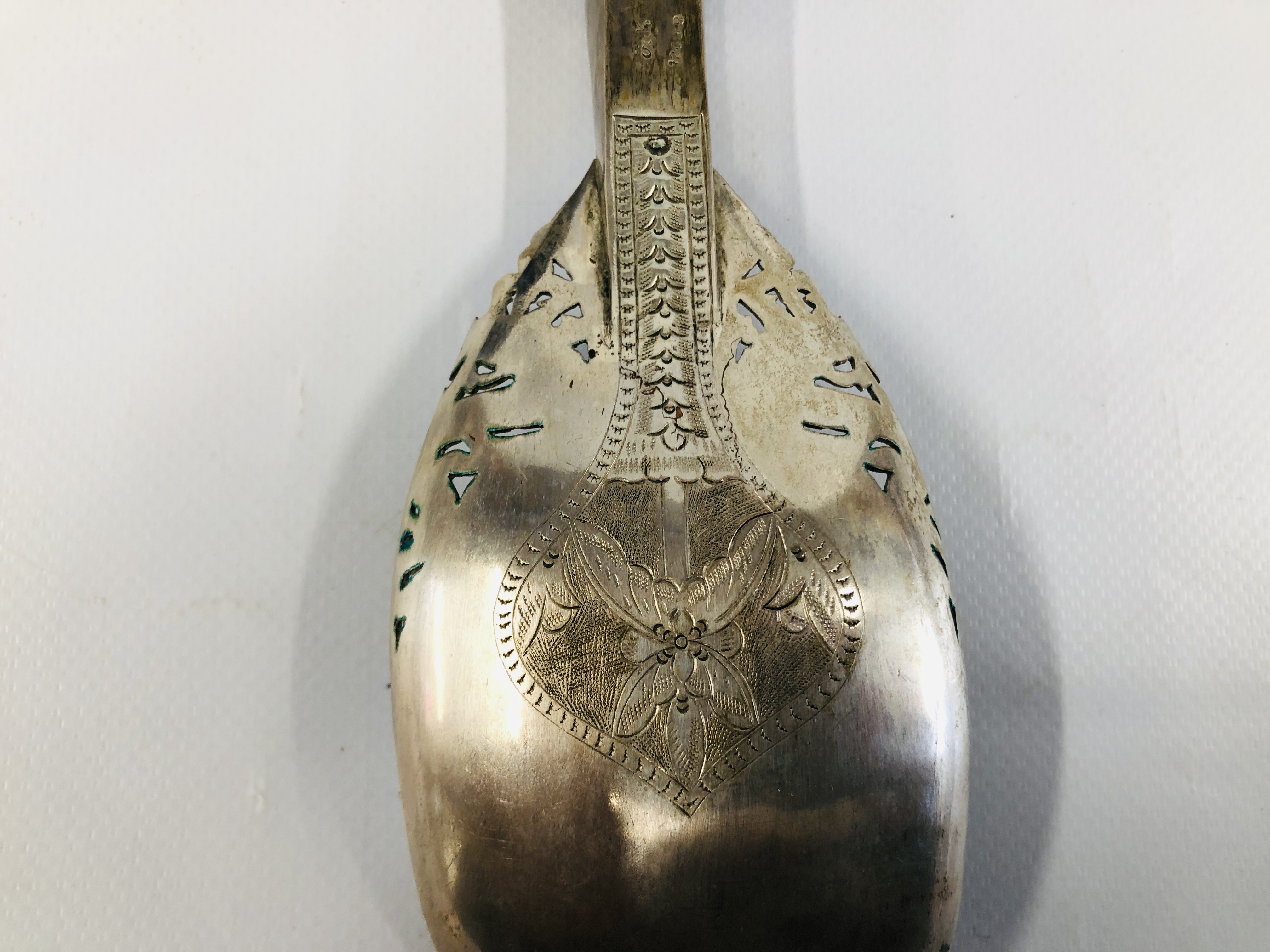 A PAIR OF MIDDLE EASTERN HORN HANDLED WHITE METAL SERVERS, COMPRISING OF A SPOON AND FORK, L 23.5CM. - Image 9 of 16