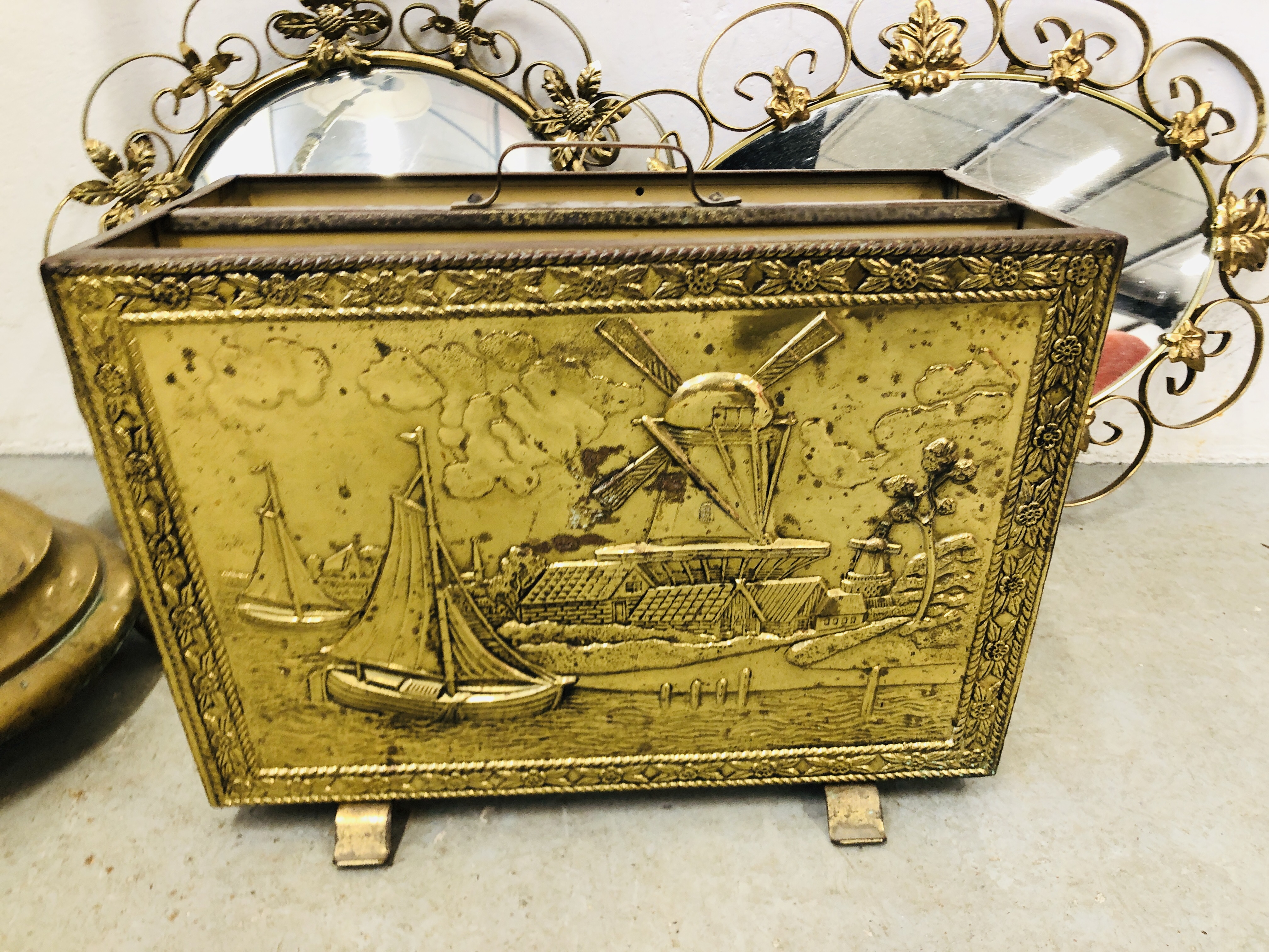 A GROUP OF BRASS WARE TO INCLUDE A MAGAZINE RACK, FIRE SCREEN, 2 ELABORATE MIRRORS, - Image 2 of 6