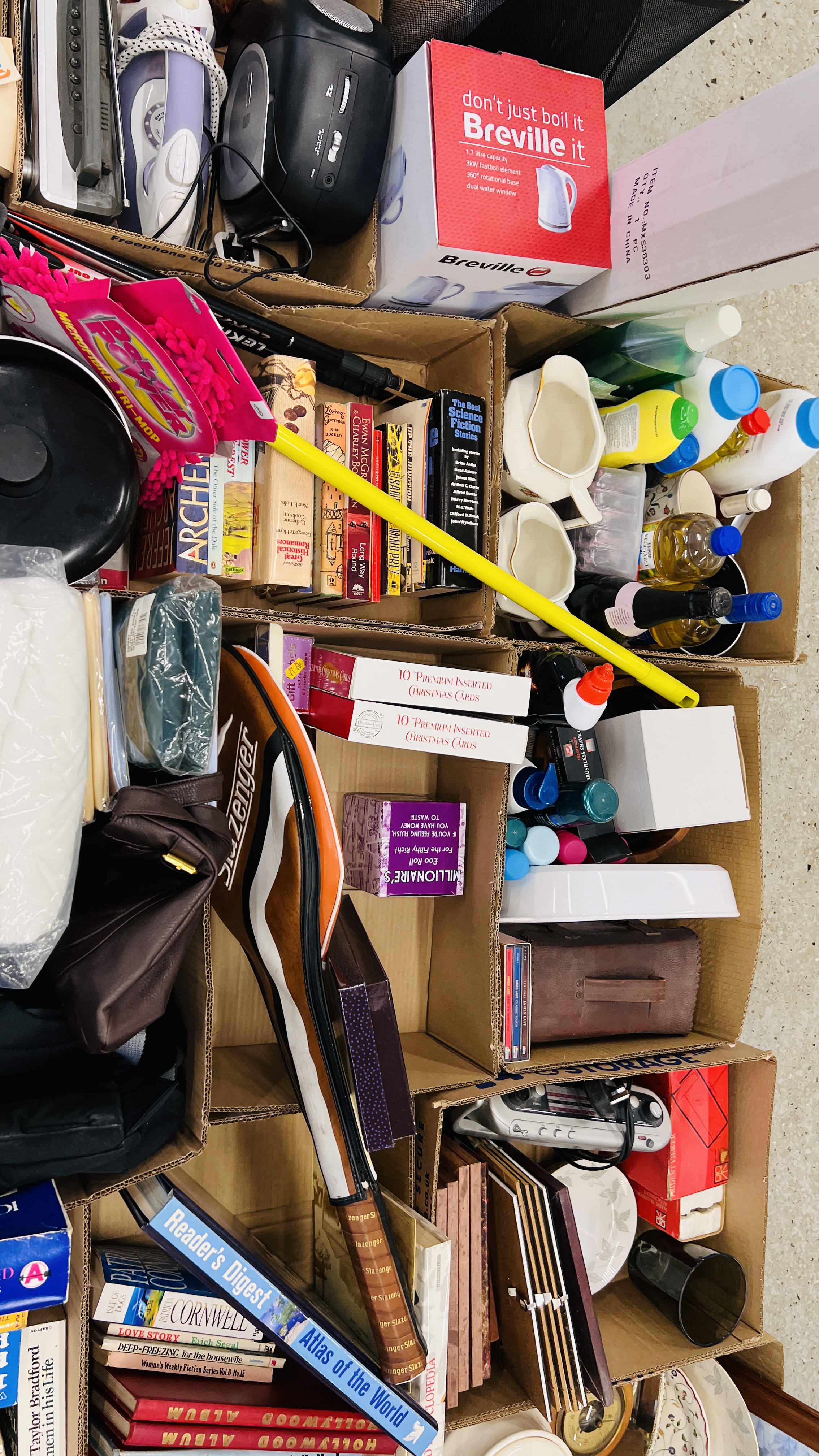 24 BOXES CONTAINING AN ASSORTMENT OF MIXED HOUSEHOLD SUNDRIES AND EFFECTS TO INCLUDE GLASS WARE, - Image 12 of 14