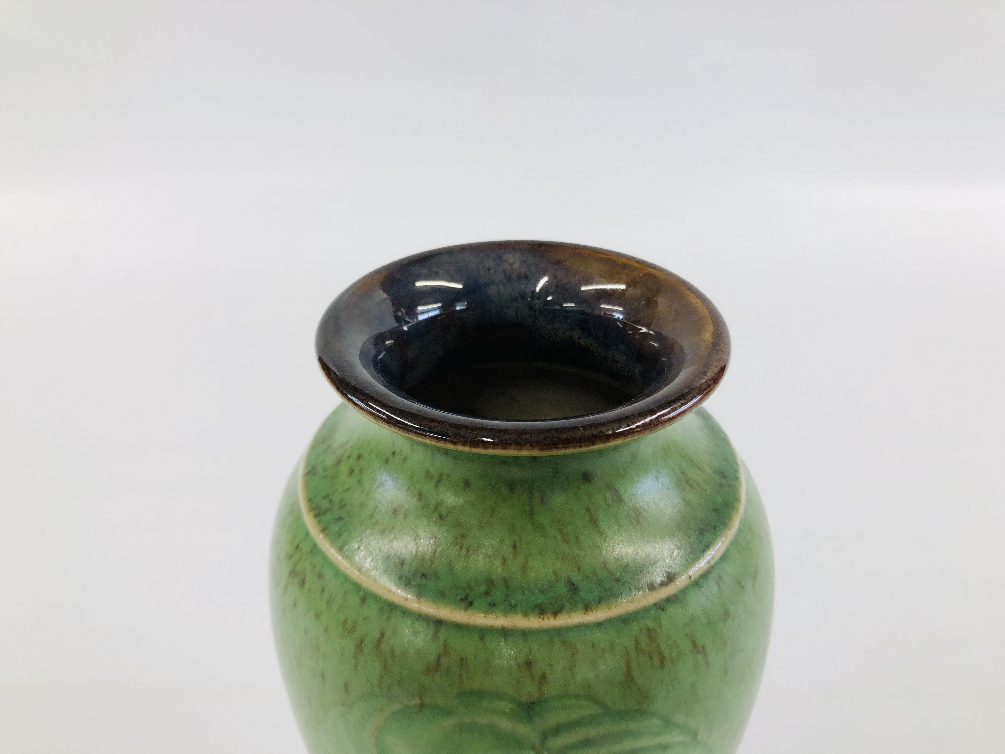 A GREEN GLAZED ROYAL DOULTON VASE SIGNED BY ARTIST INITIALS NUMBER 5523 HEIGHT 26CM. - Image 2 of 6