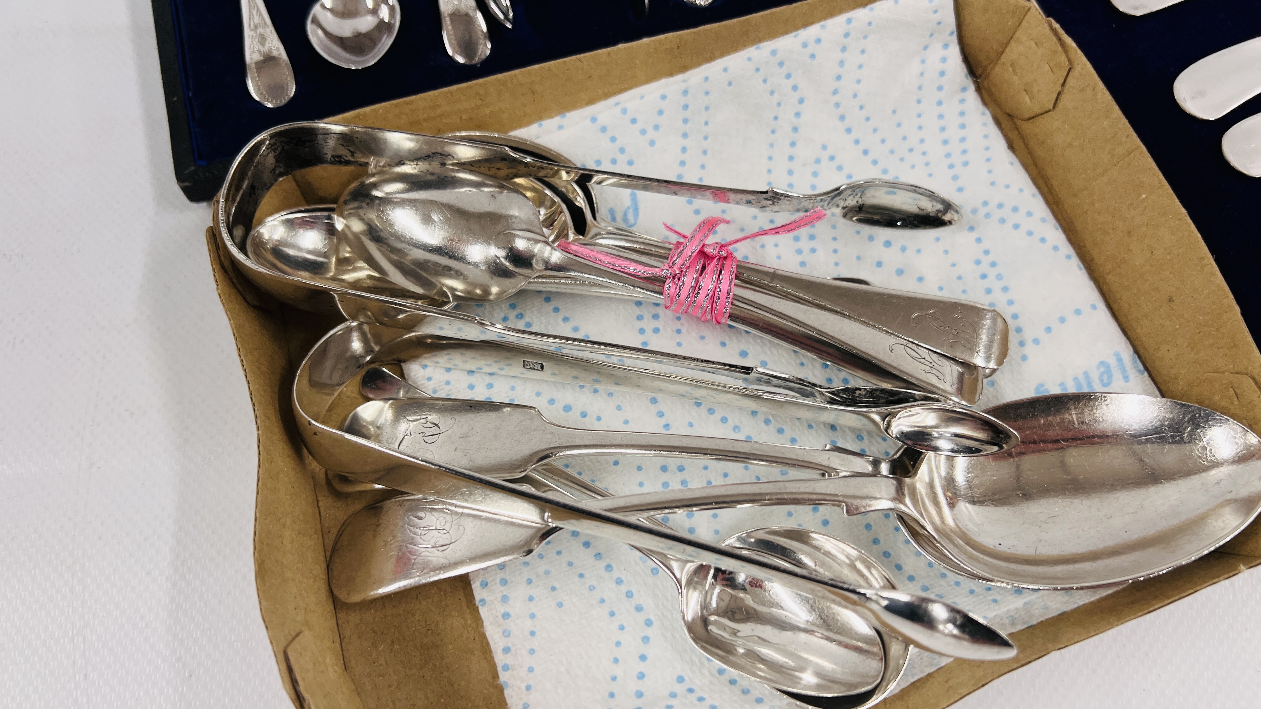 A COLLECTION OF ASSORTED LOOSE SILVER PLATED CUTLERY ALONG WITH A CASED SET OF 6 TEASPOONS AND - Image 6 of 8