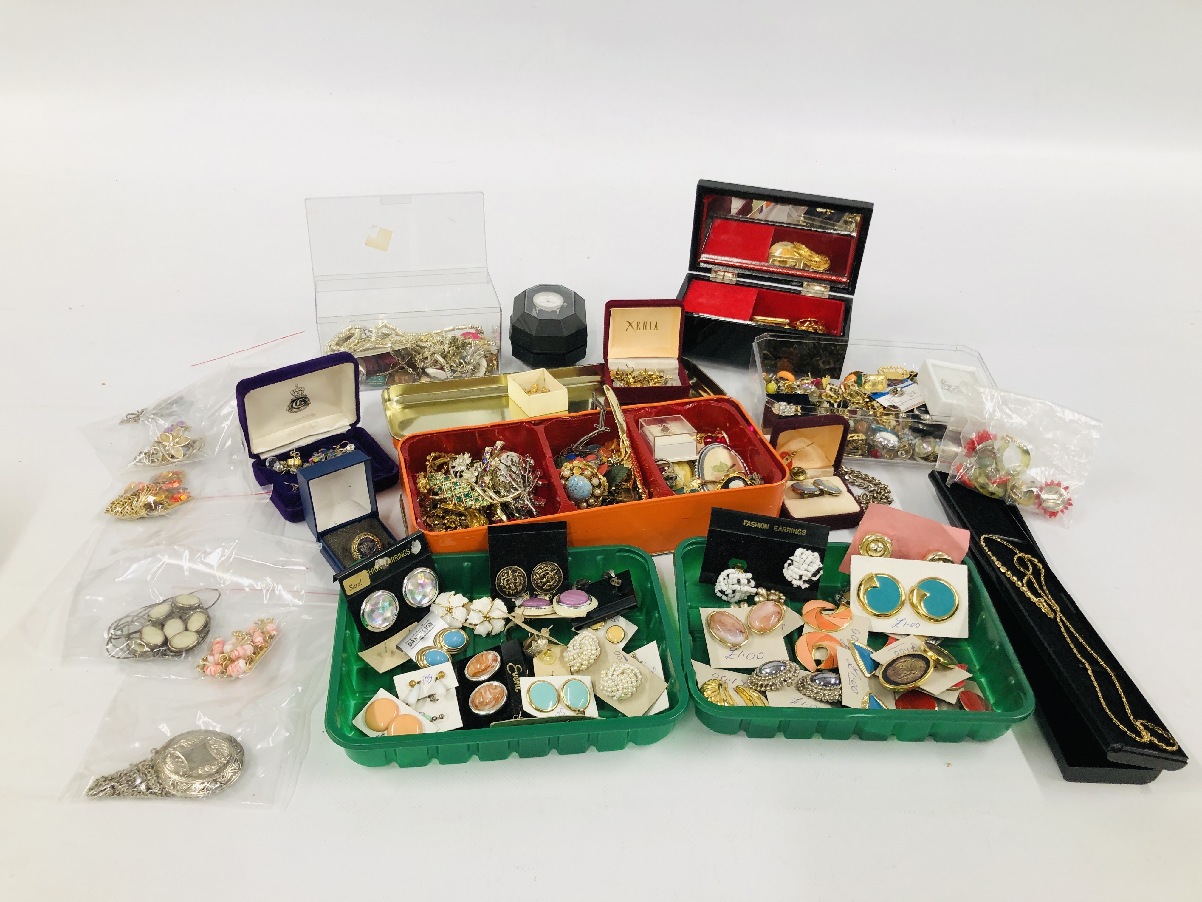 A BOX OF ASSORTED COSTUME JEWELLERY TO INCLUDE VINTAGE BROOCHES, NECKLACES, CLIP ON EARRINGS,