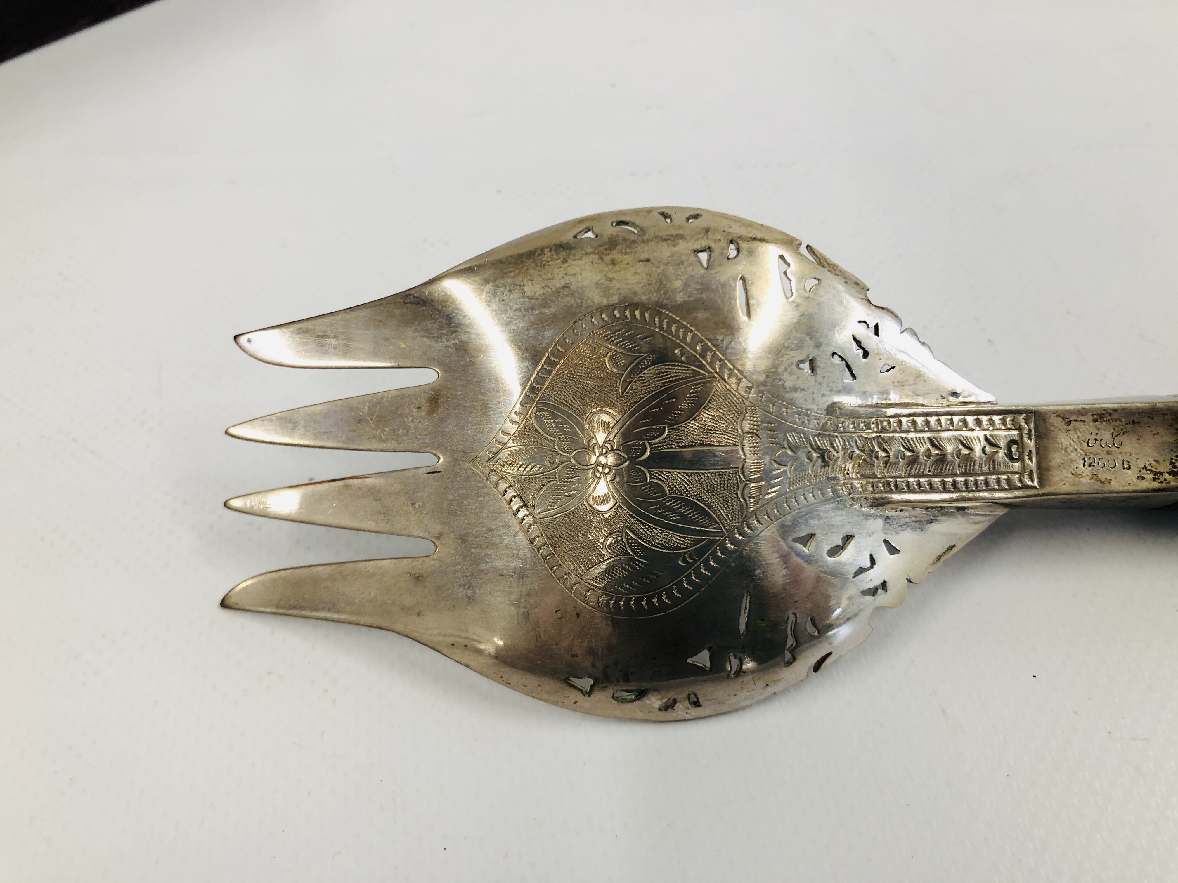 A PAIR OF MIDDLE EASTERN HORN HANDLED WHITE METAL SERVERS, COMPRISING OF A SPOON AND FORK, L 23.5CM. - Image 16 of 16