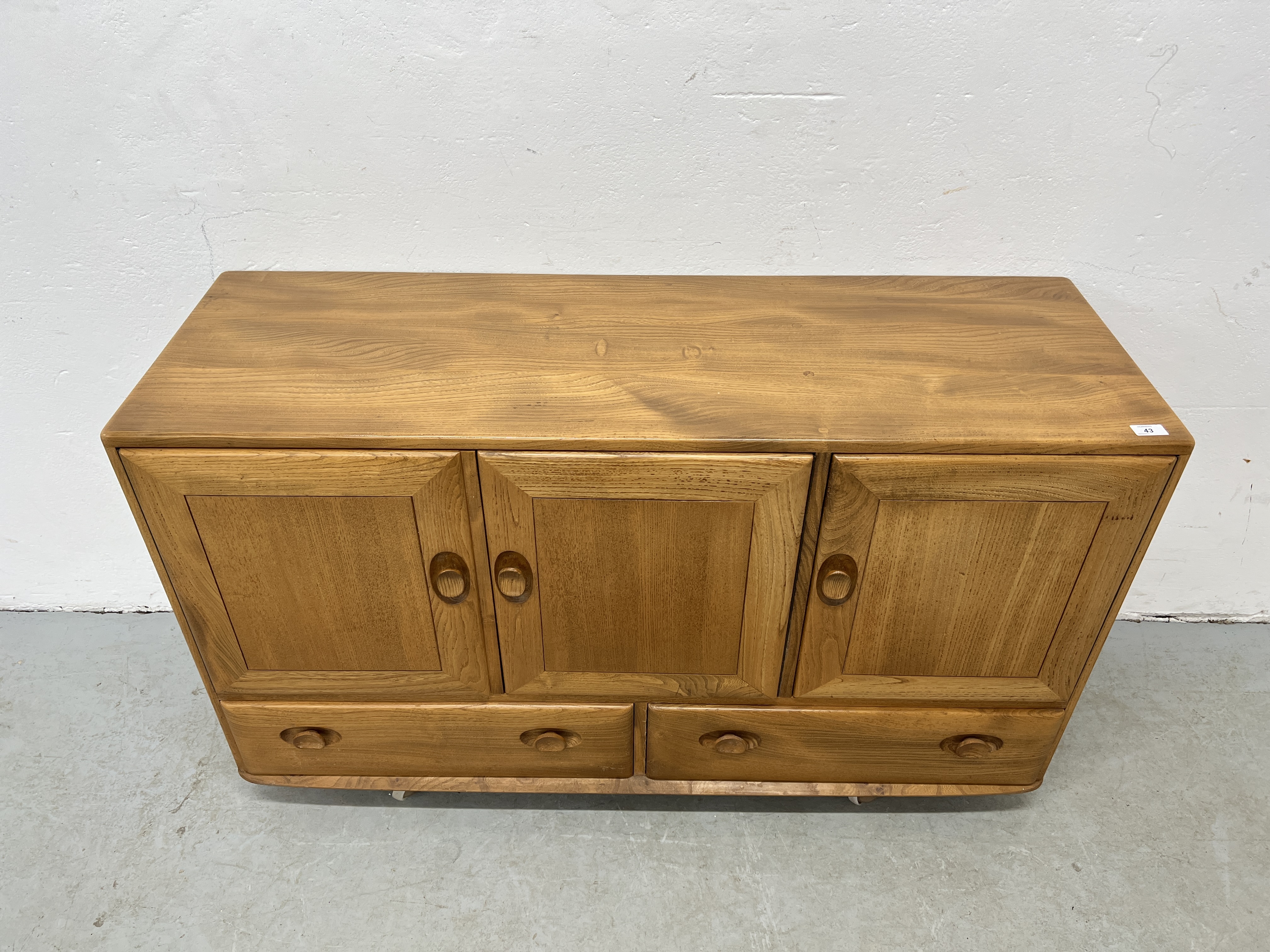AN ERCOL WINDSOR SIDEBOARD, 3 CUPBOARD DOORS ABOVE 2 DRAWERS W 130CM X D 44CM X H 76CM. - Image 2 of 18