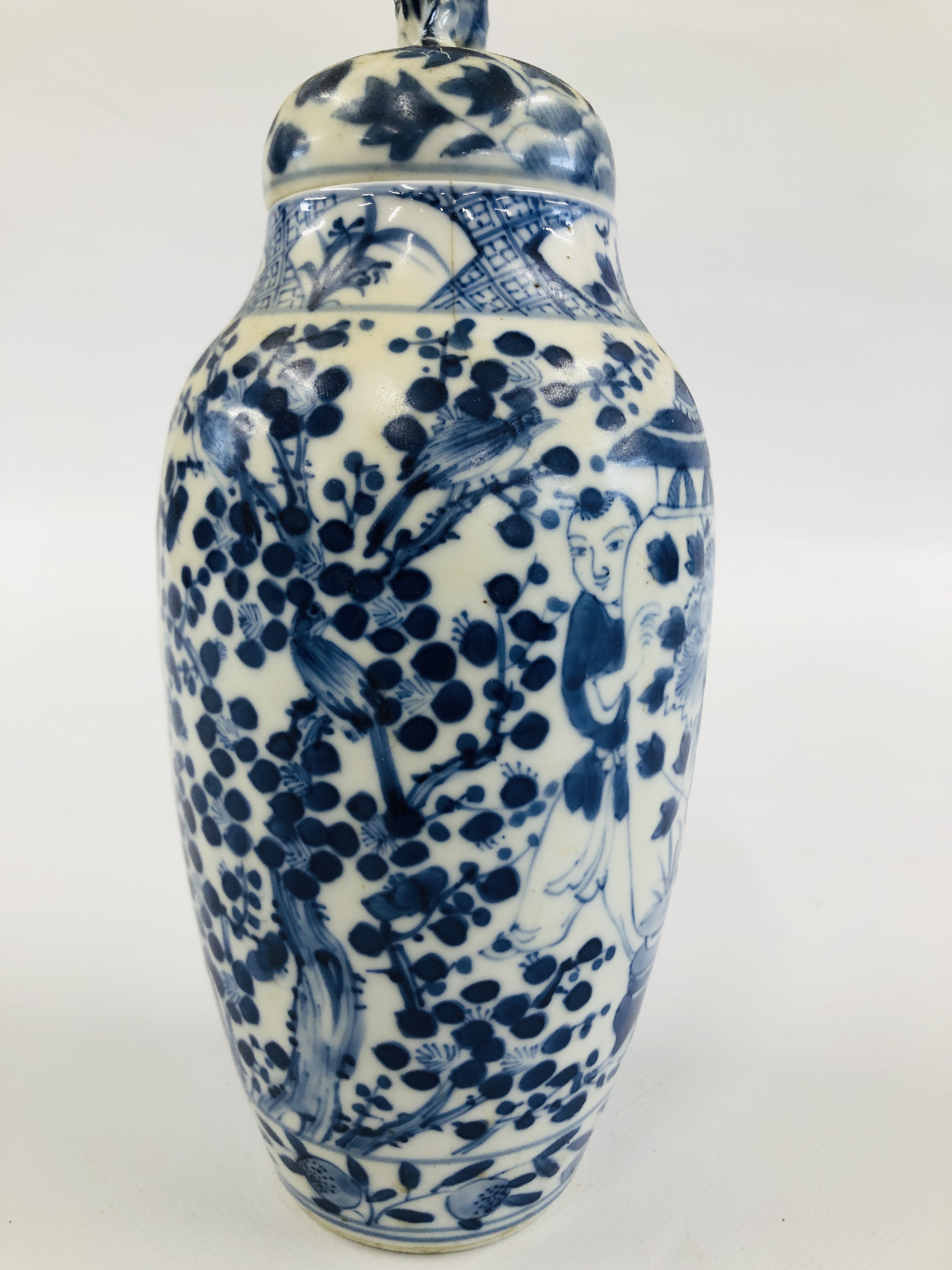 A VINTAGE CHINESE BLUE AND WHITE OVOID VASE AND COVER (A/F HAIRLINE CRACK AND SMALL CHIP) H 24CM. - Image 6 of 11