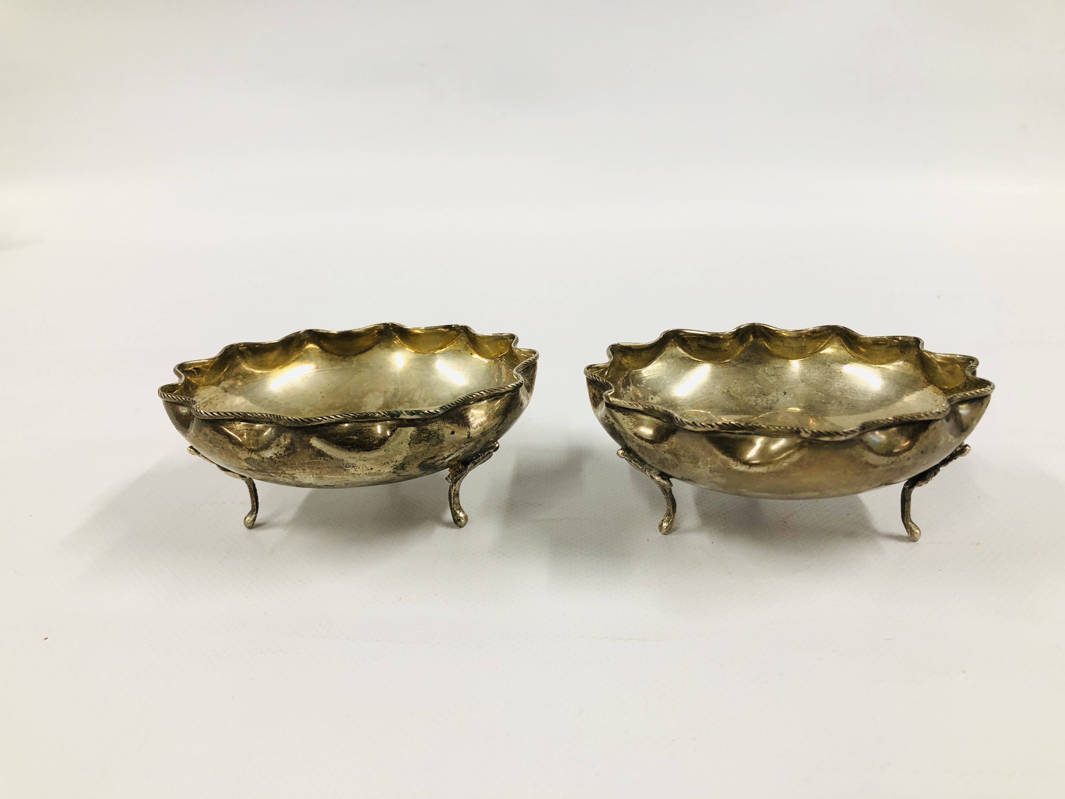 A PAIR OF CONTINENTAL SILVER BOWLS, CIRCULAR WAVY RIM ON TRIPOD FEET, STAMPED 800, DIA. 10.5CM X H.