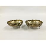 A PAIR OF CONTINENTAL SILVER BOWLS, CIRCULAR WAVY RIM ON TRIPOD FEET, STAMPED 800, DIA. 10.5CM X H.