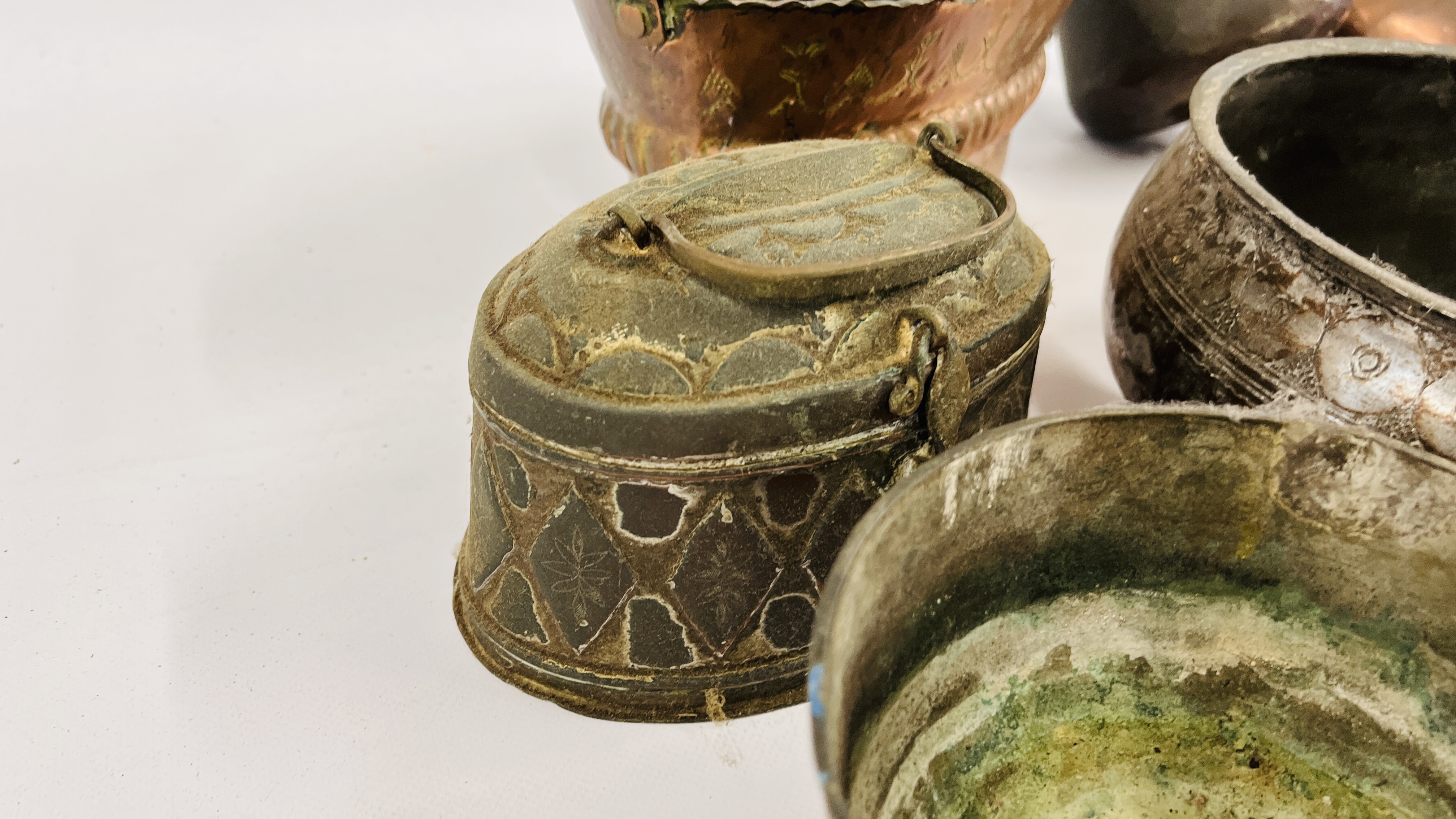 A BOX OF ASSORTED MIDDLE EASTERN AND ASIAN METAL WARE ARTIFACTS COMPRISING PANS, CONTAINER, VESSELS, - Image 7 of 16