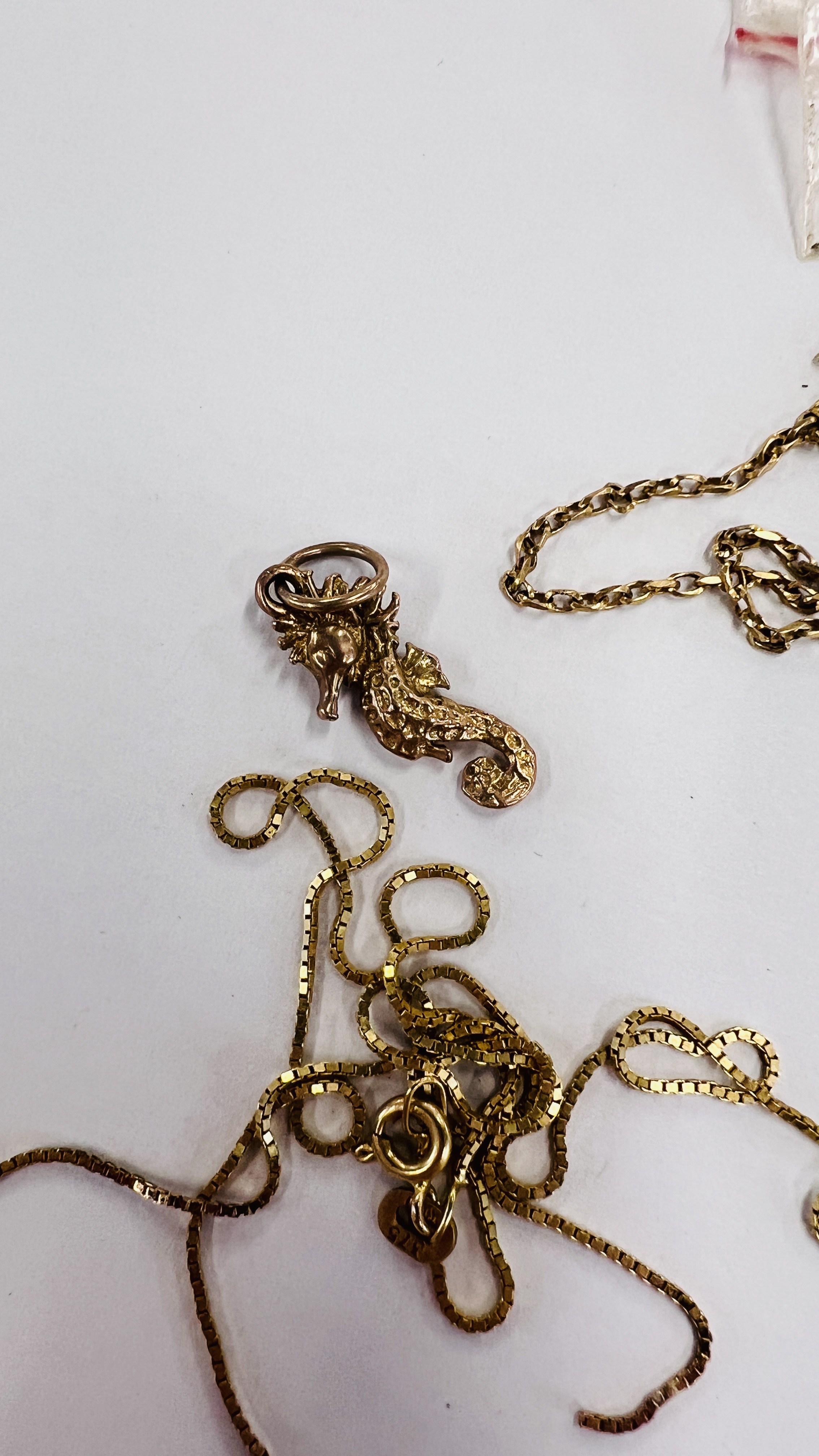 A FINE 9CT GOLD BRACELET AND NECKLACE A/F ALONG WITH A YELLOW METAL SEAHORSE PENDANT / CHARM. - Image 2 of 5