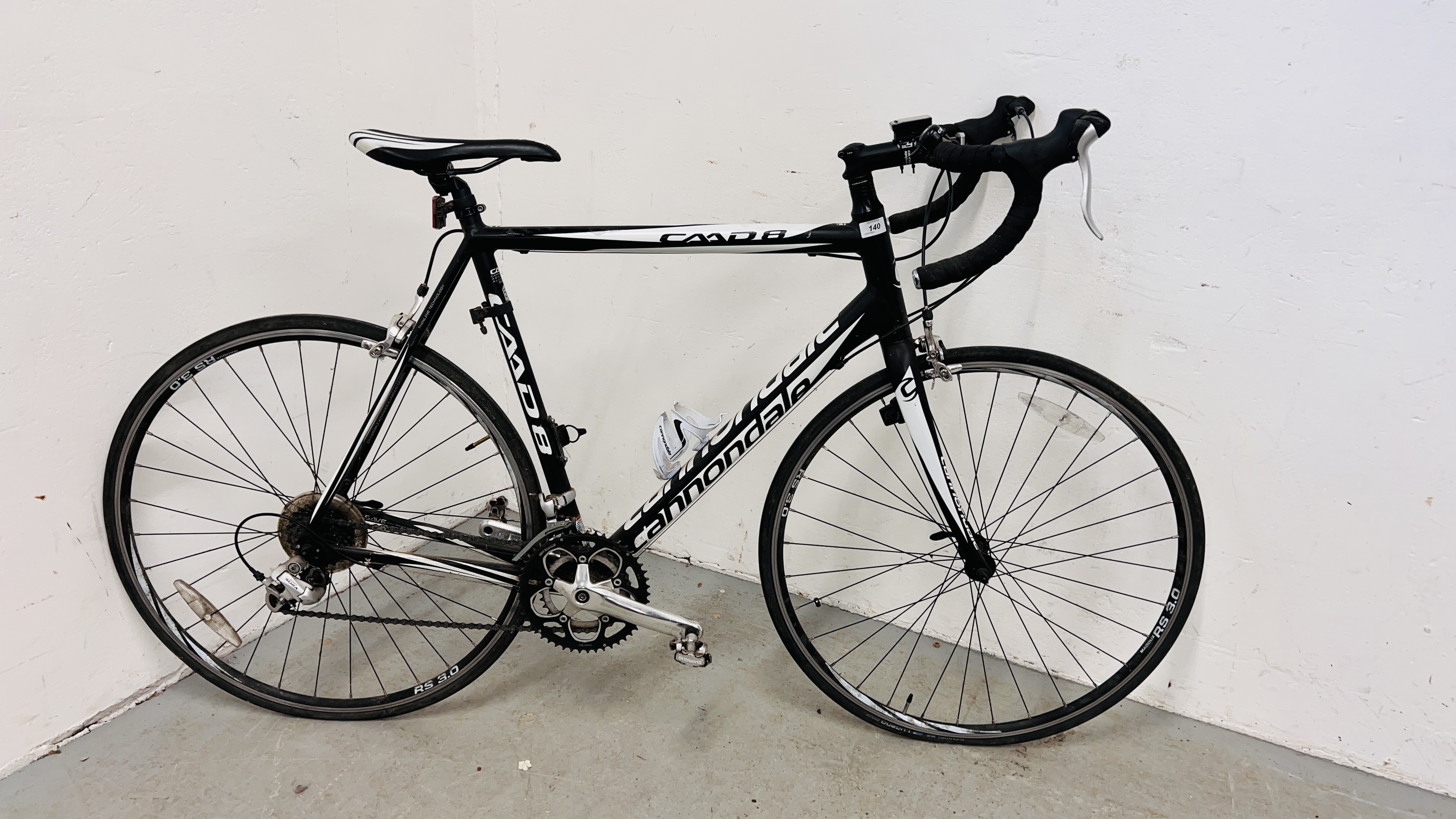 A GENTS CANNONDALE CAAD 8 RACING BIKE.