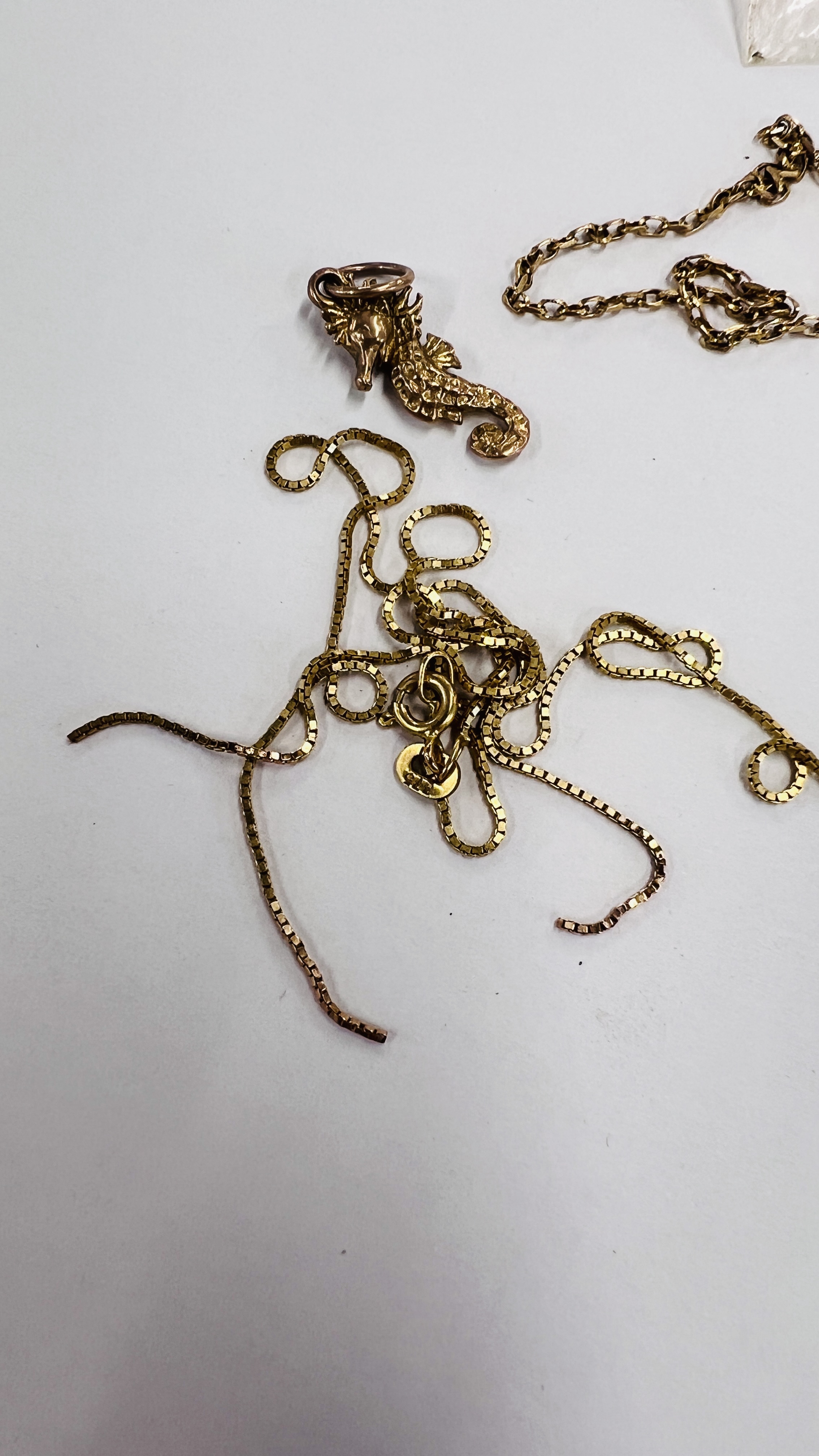 A FINE 9CT GOLD BRACELET AND NECKLACE A/F ALONG WITH A YELLOW METAL SEAHORSE PENDANT / CHARM. - Image 3 of 5