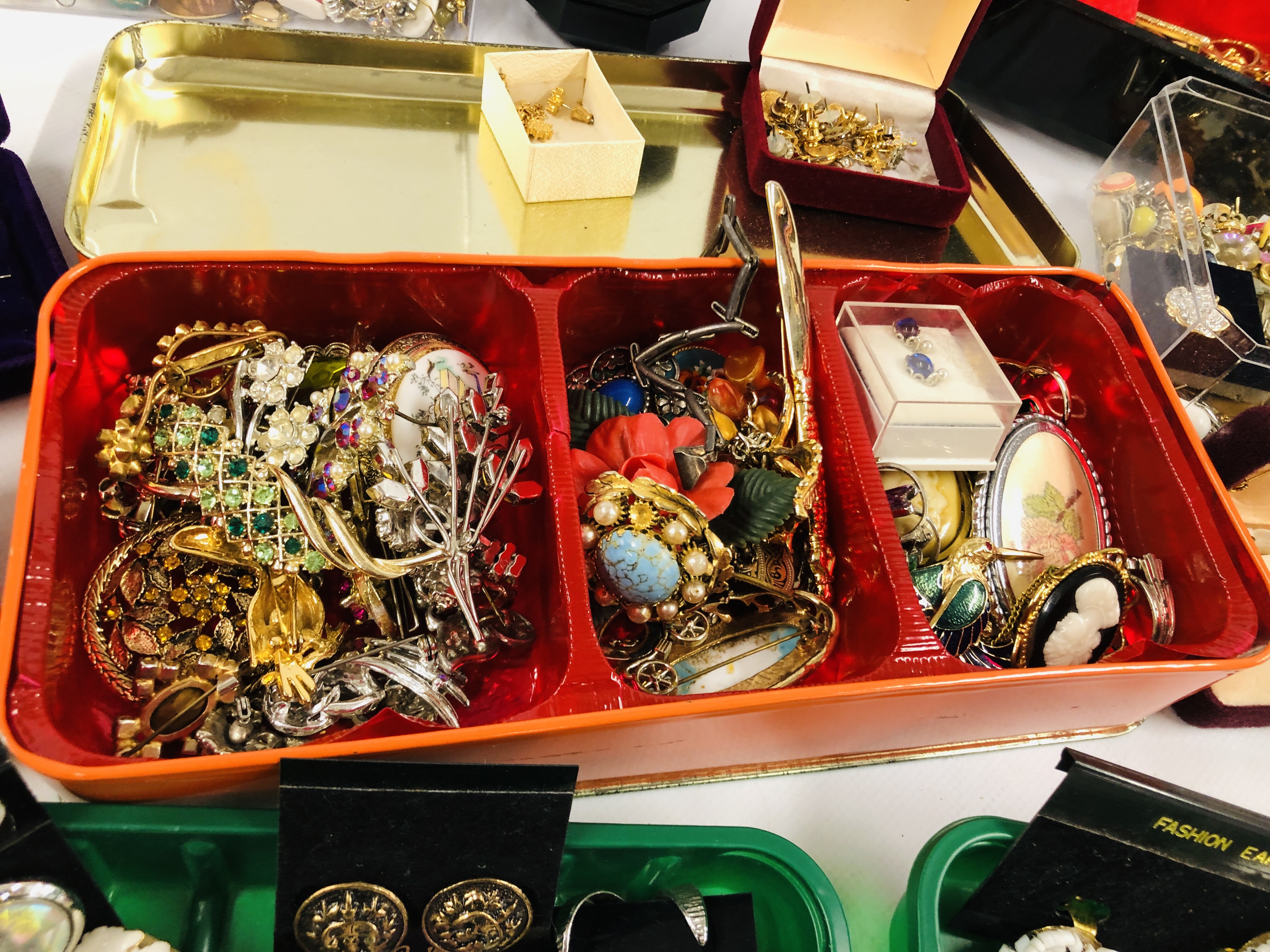 A BOX OF ASSORTED COSTUME JEWELLERY TO INCLUDE VINTAGE BROOCHES, NECKLACES, CLIP ON EARRINGS, - Image 4 of 10