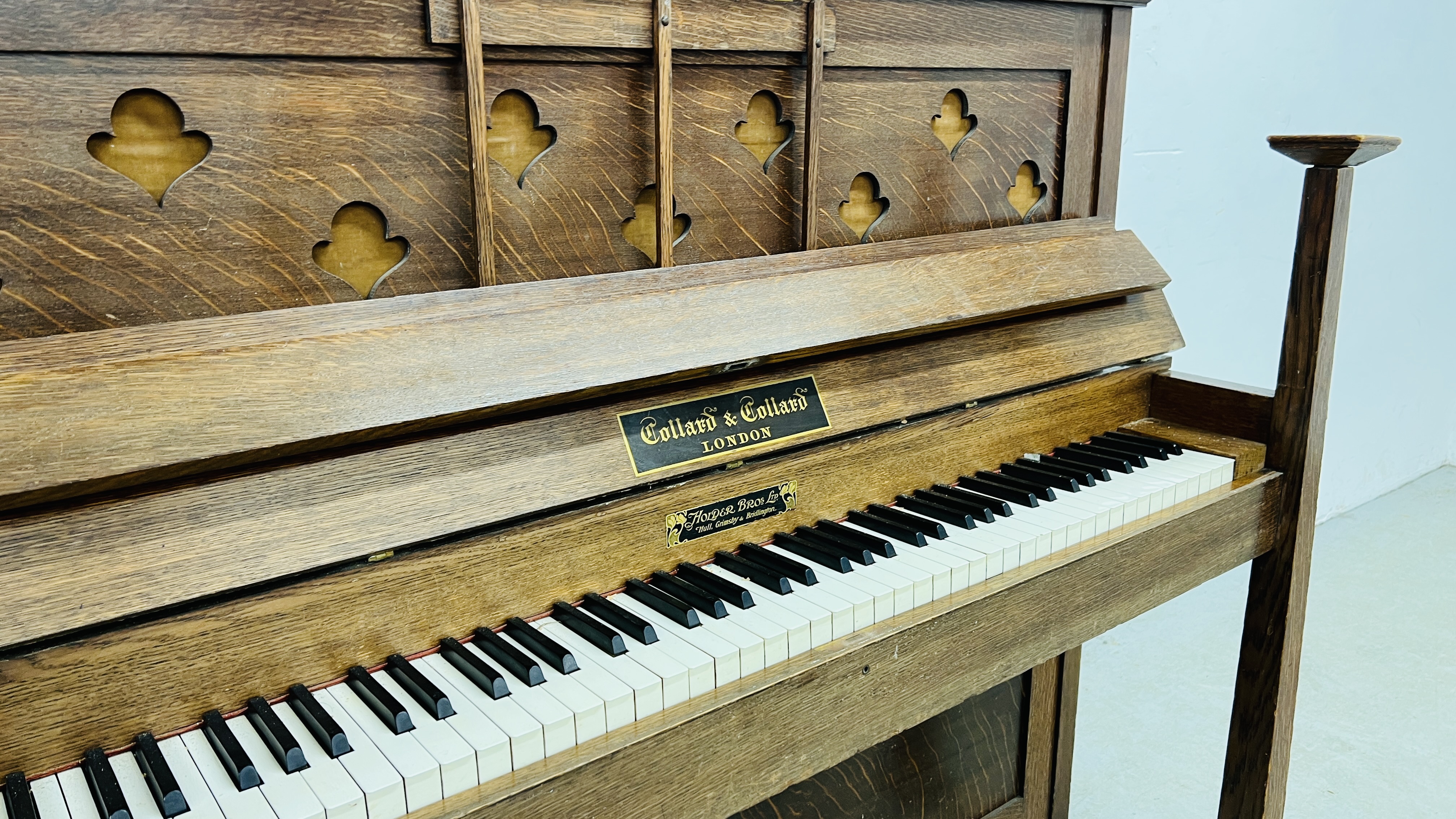 A VINTAGE OAK ARTS AND CRAFTS PIANO WITH ORIGINAL MAKERS LABEL COLLARD & COLLARD HOLDER BROS. - Image 2 of 12