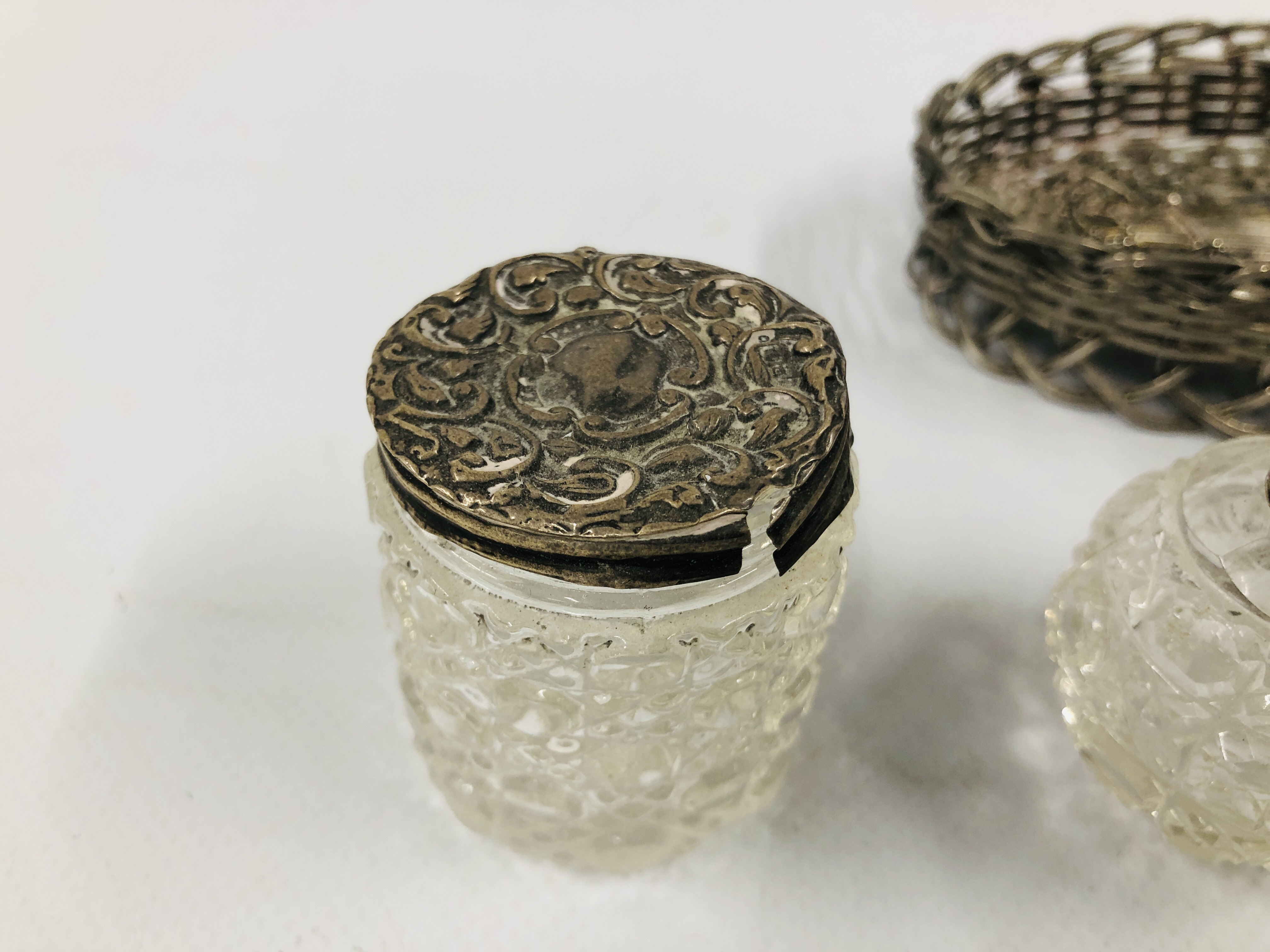 A GROUP OF 4 SILVER TOPPED DRESSING TABLE JARS TO INCLUDE A PERFUME BOTTLE, - Image 6 of 15