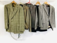A GROUP OF MENS CLOTHING TO INCLUDE WOOL SUITS AND LEATHER STYLE JACKETS, ETC.